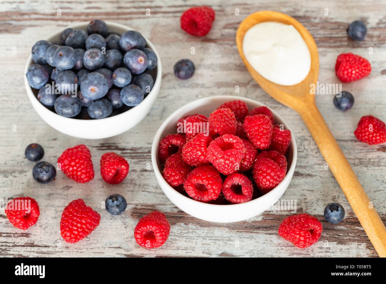 Fruits des bois, de framboises et de baies, de délicieux fruits de saison Banque D'Images