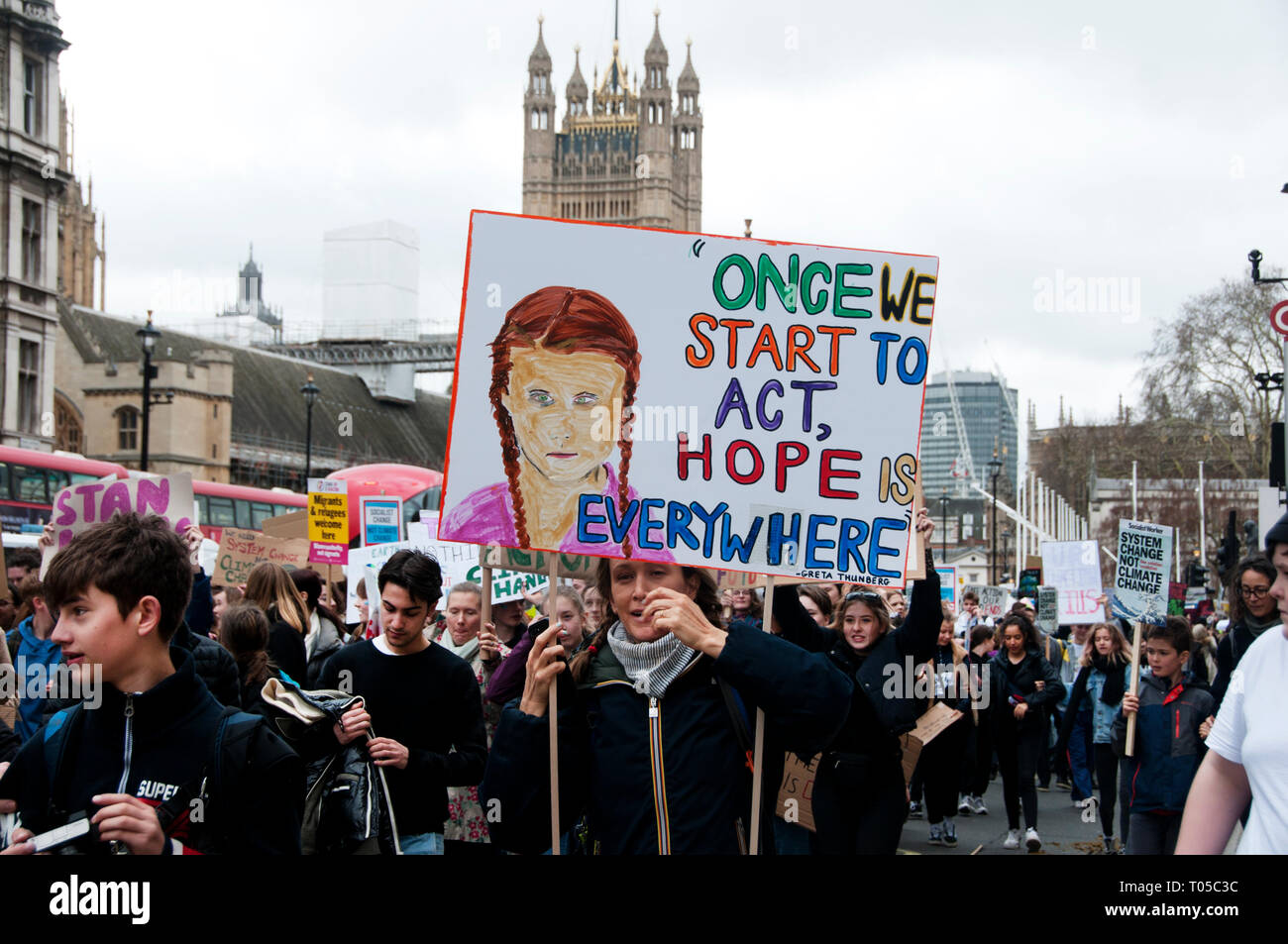Londres. Grève des étudiants de l'école pour le changement climatique , partie de l'action mondiale. Un manifestant est titulaire d'une peinture de Nobel-nommé Greta Thunberg avec un statu quo Banque D'Images