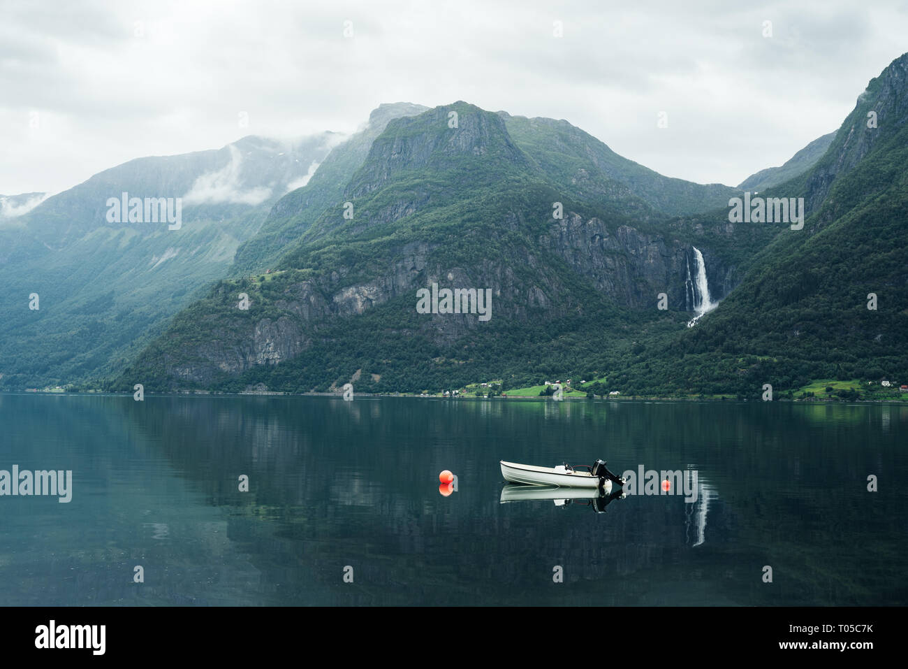 Paysage norvégien avec vue sur la montagne et la cascade Feigumfossen. Bateau blanc dans le Lusterfjord fjord. Journée d'été. Commune du lustre, la Norvège Banque D'Images