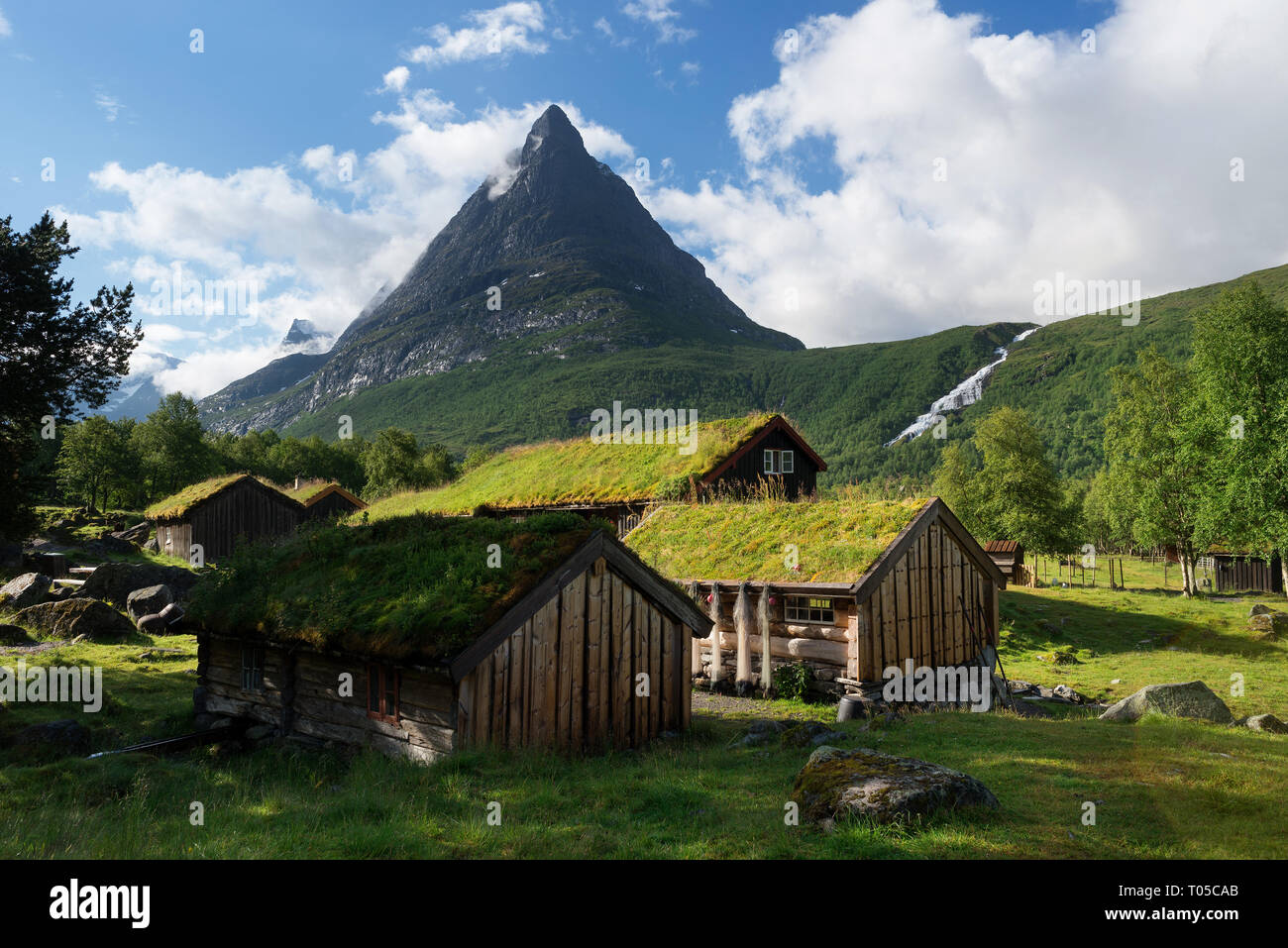 Innerdalen - vallée de la Norvège. Maisons traditionnelle norvégienne avec un toit de gazon. Vieille ferme hôtel près du lac de Innerdalsvatna Banque D'Images