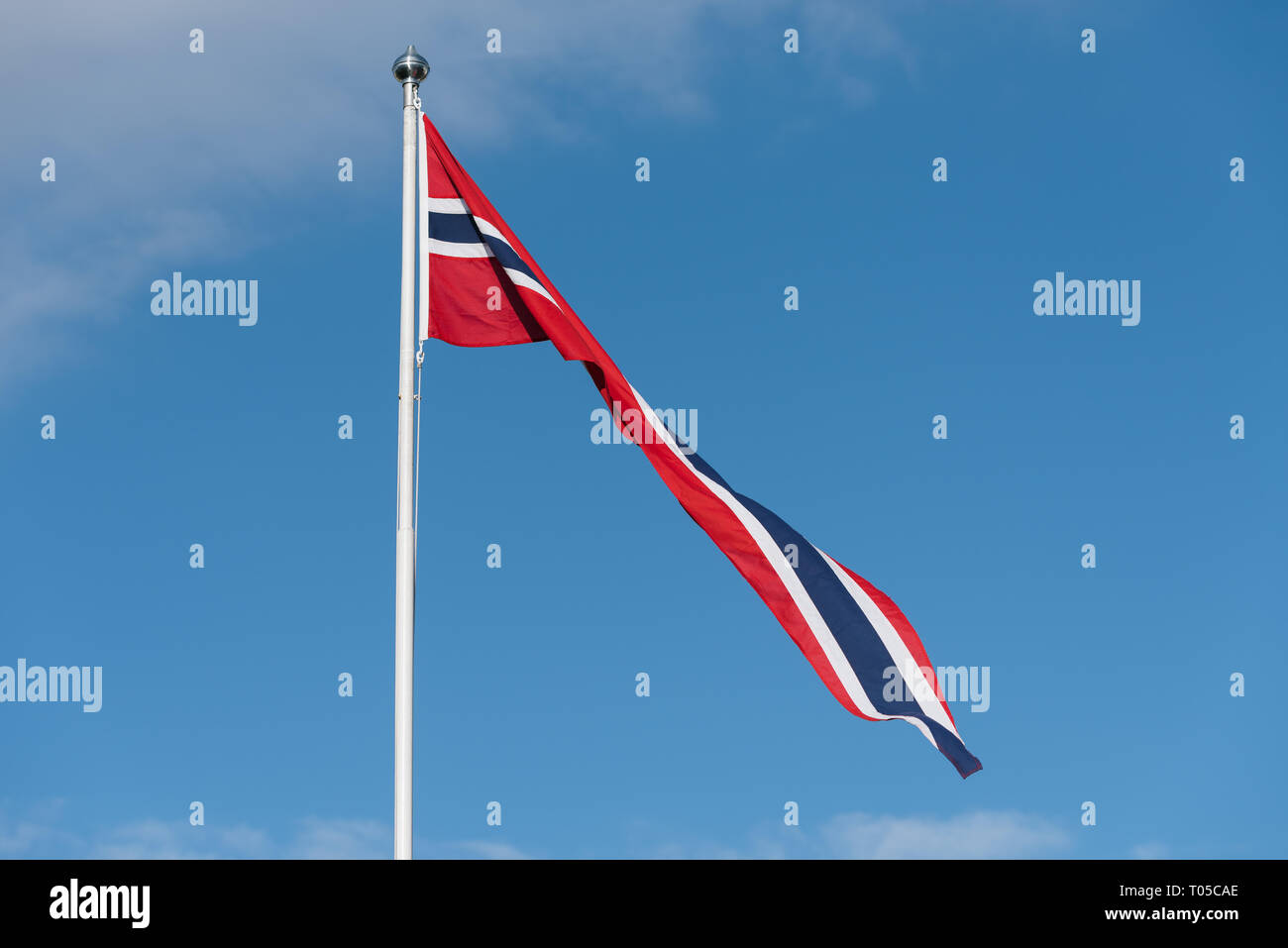 Sur le drapeau norvégien Flagstaff. Symbole de la Norvège Banque D'Images