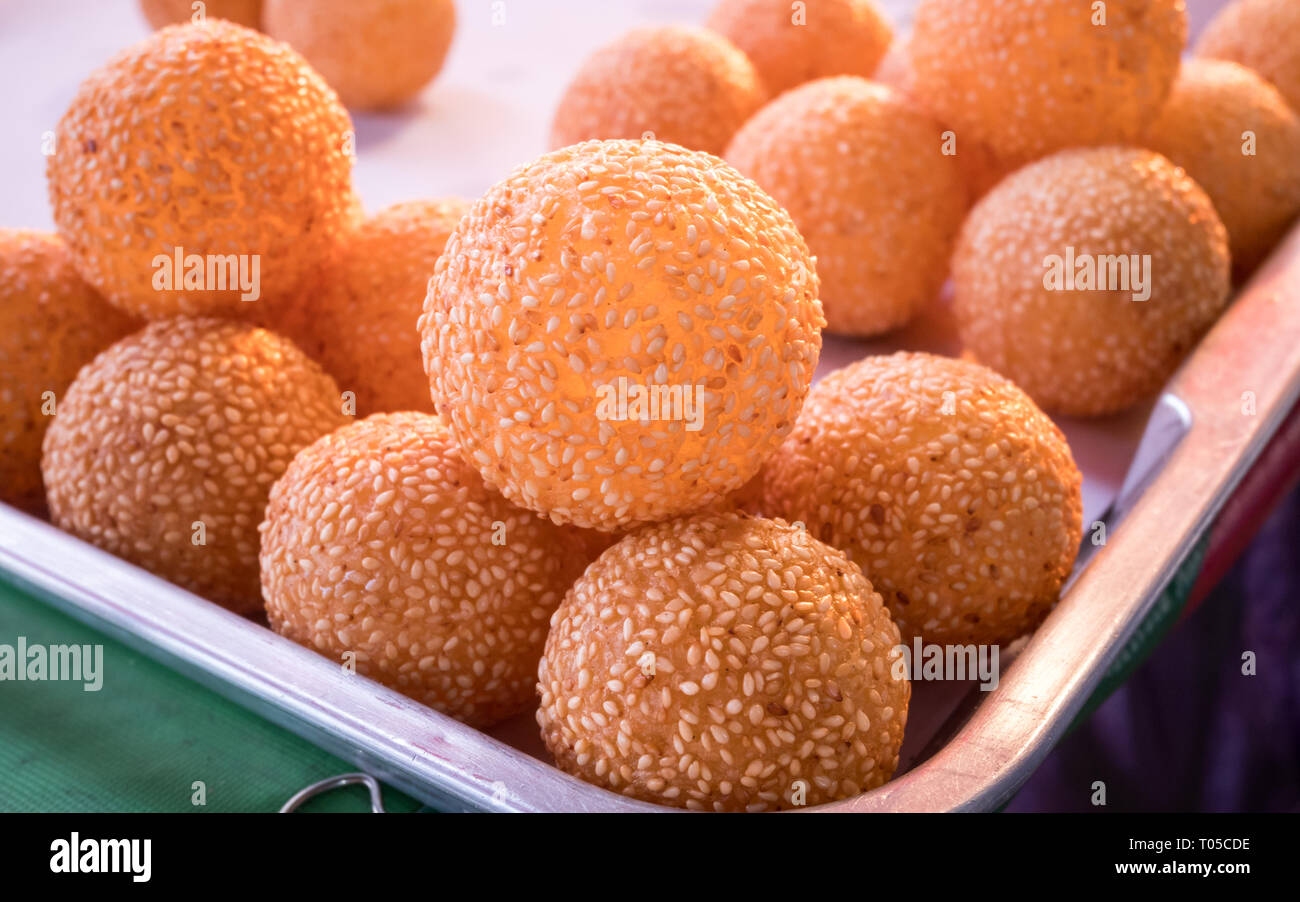 Boules de sésame dessert asiatique traditionnel Banque D'Images