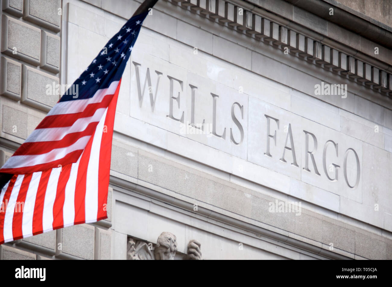 Un drapeau de l'Amérique est suspendu au-dessus de l'entrée d'une succursale de Wells Fargo dans le centre-ville de Philadelphie, PA, le 15 mars 2019. Banque D'Images