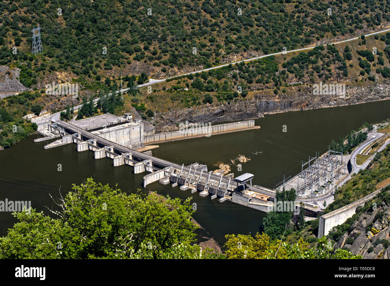 Au fil de l'eau du barrage hydroélectrique de Valeira avec verrou à la rivière Douro, Sao Joao da Pesqueira, Vallée du Douro, région, Portugal Banque D'Images