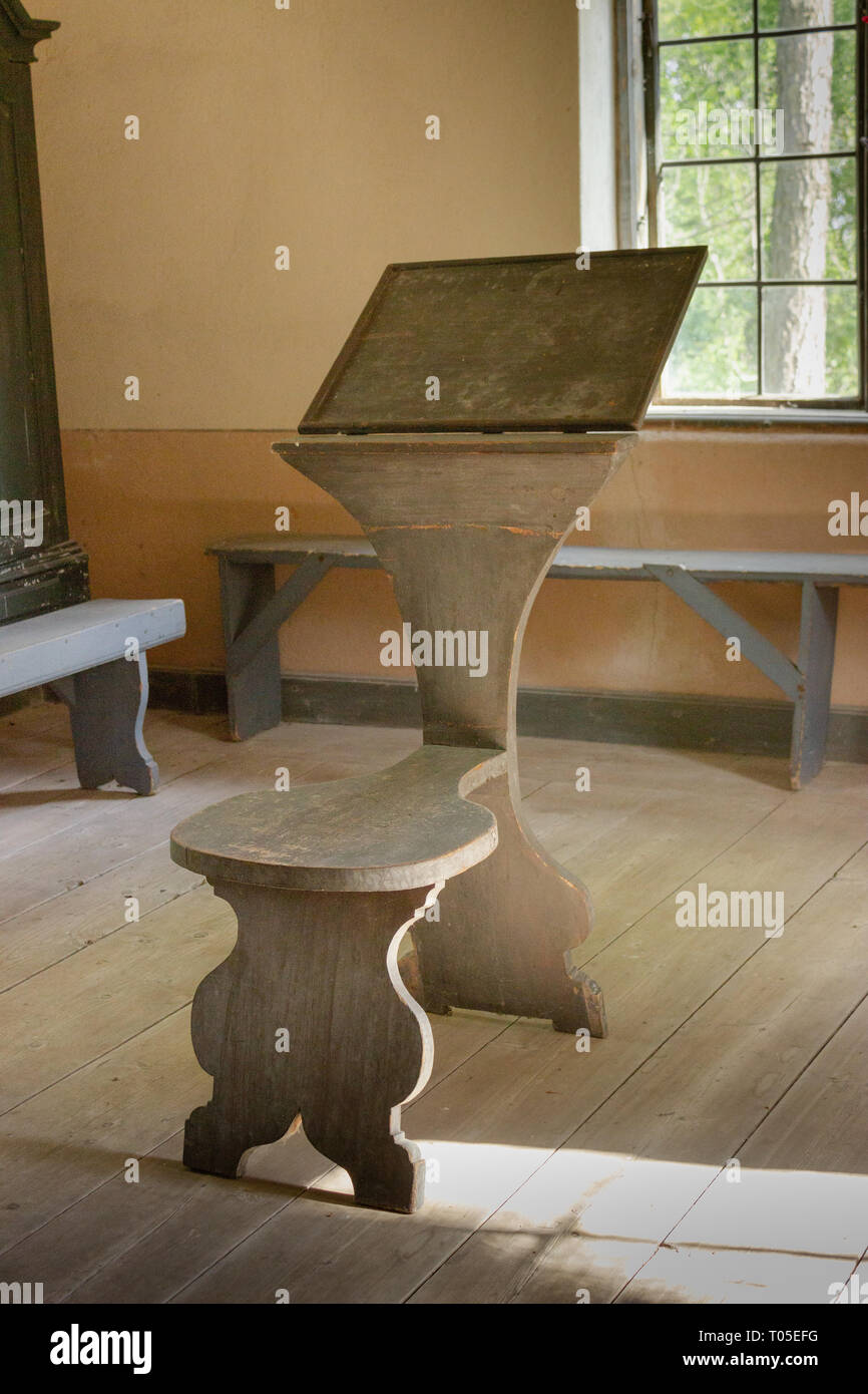 Linnaeus' pupitre président ou "étude horse' (plugghästen -suédois) et de bancs en bois pour les élèves qui suivent des cours dans ce petit musée d'Histoire Naturelle Banque D'Images