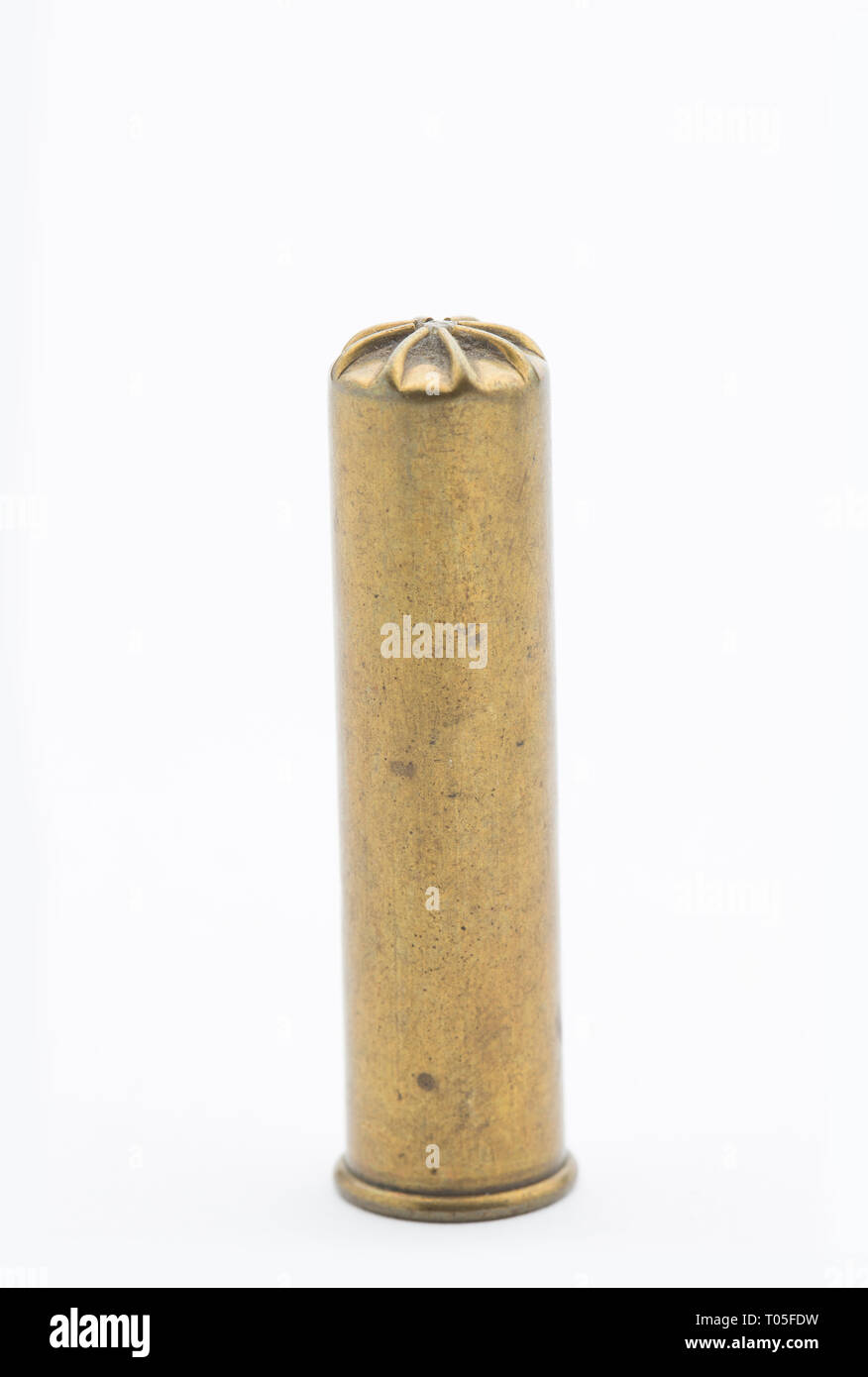 Un vieux, tout métal cartouche de fusil de calibre .410 Eley-Kynoch photographié sur un fond blanc. La collecte des cartouches de fusil de chasse est un passe-temps qui peut être pour l'examen Banque D'Images