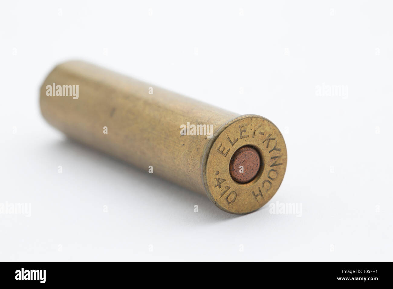 Un vieux, tout métal cartouche de fusil de calibre .410 Eley-Kynoch photographié sur un fond blanc. La collecte des cartouches de fusil de chasse est un passe-temps qui peut être pour l'examen Banque D'Images