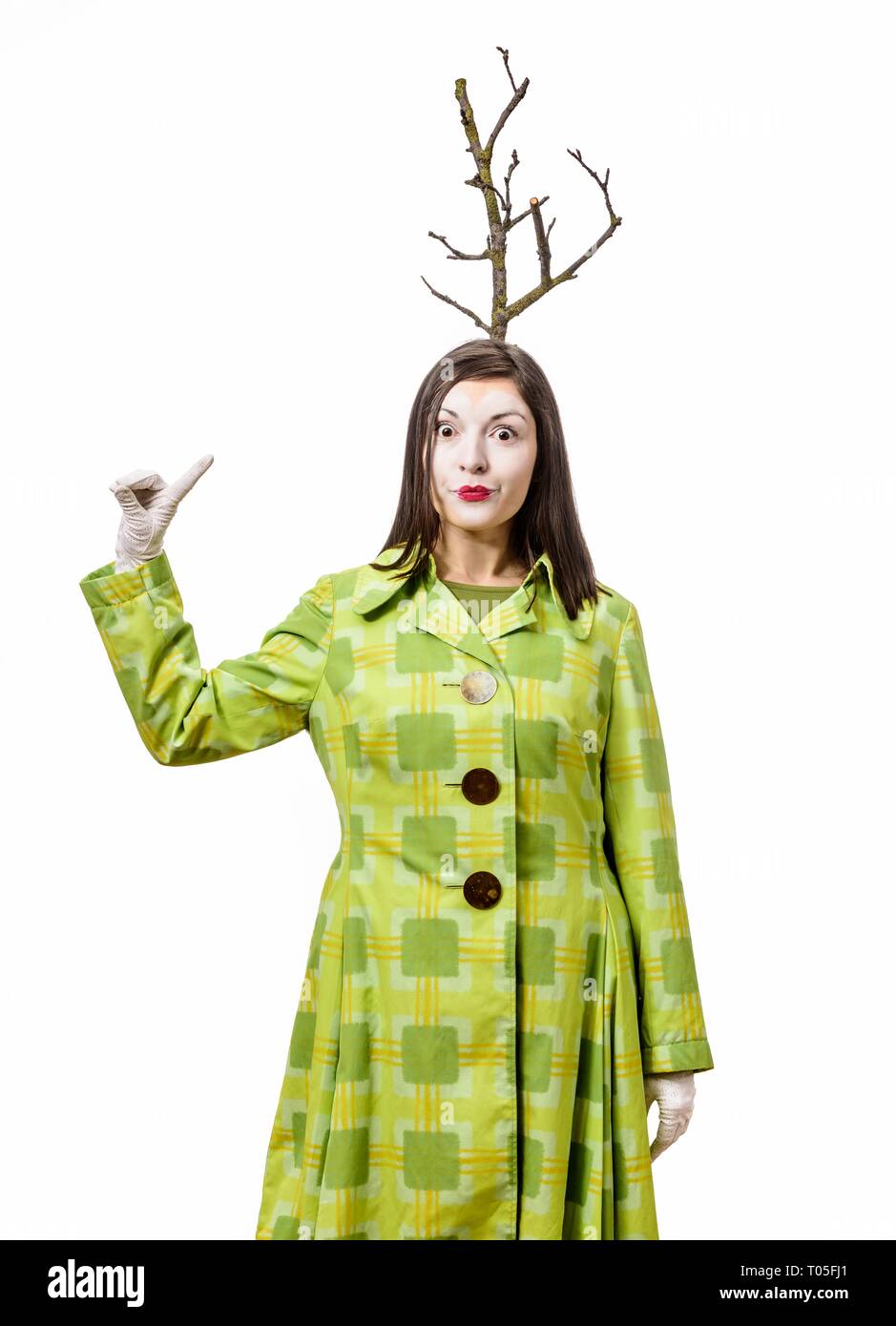 Clown choqué debout dans cet exemple et gesticulant sur fond blanc. Une branche se développe à partir de la tête. En pointant le doigt vers le haut. Banque D'Images