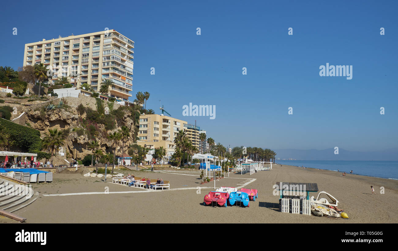 La plage de Bajondillo. Torremolinos, Malaga, Espagne. Banque D'Images