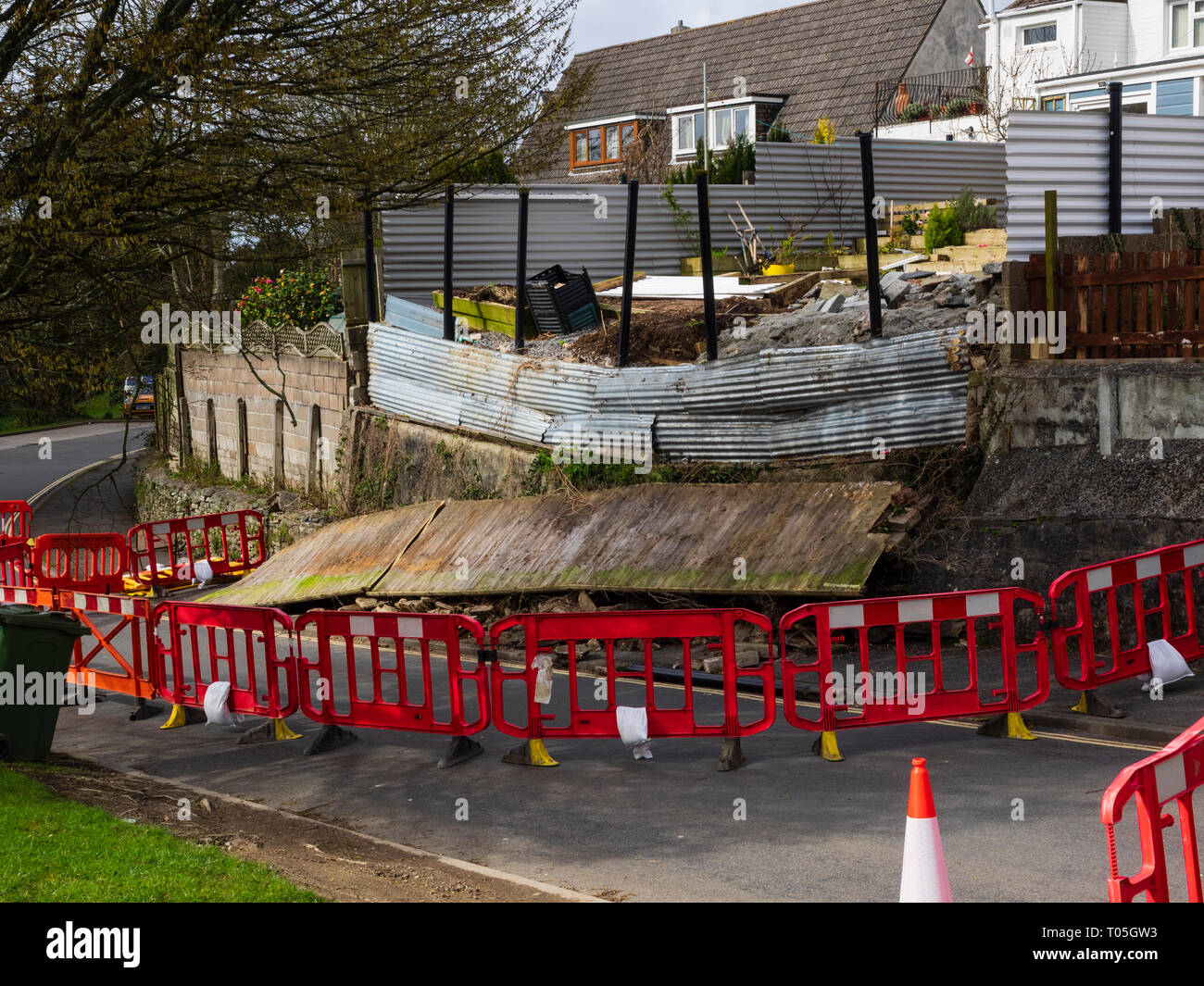 L'effondrement du mur et la fermeture des routes à la suite de la tempête de mars 2019 Gareth dans une Plymouth street Banque D'Images