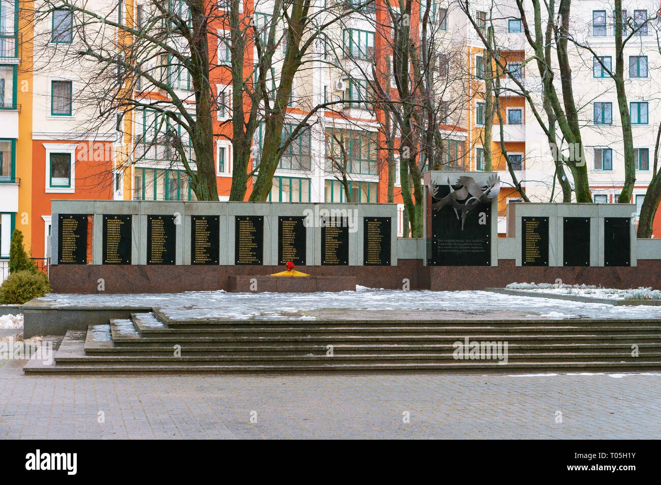 Fosse commune des victimes de la guerre de 1941-1945, monument aux morts des soldats de la seconde guerre mondiale, ville Pionerskii, région de Kaliningrad, Russ Banque D'Images
