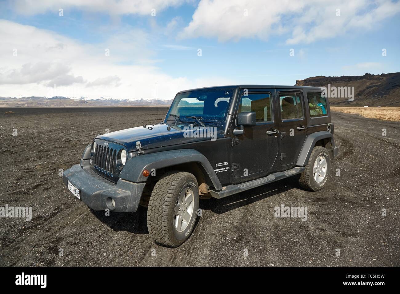 VIK, ISLANDE - Mai 03, 2018 : Jeep Wrangler Unlimited Sport quatre roues motrices véhicule utilisé sur le terrain sur une plage de sable noir en Islande Banque D'Images