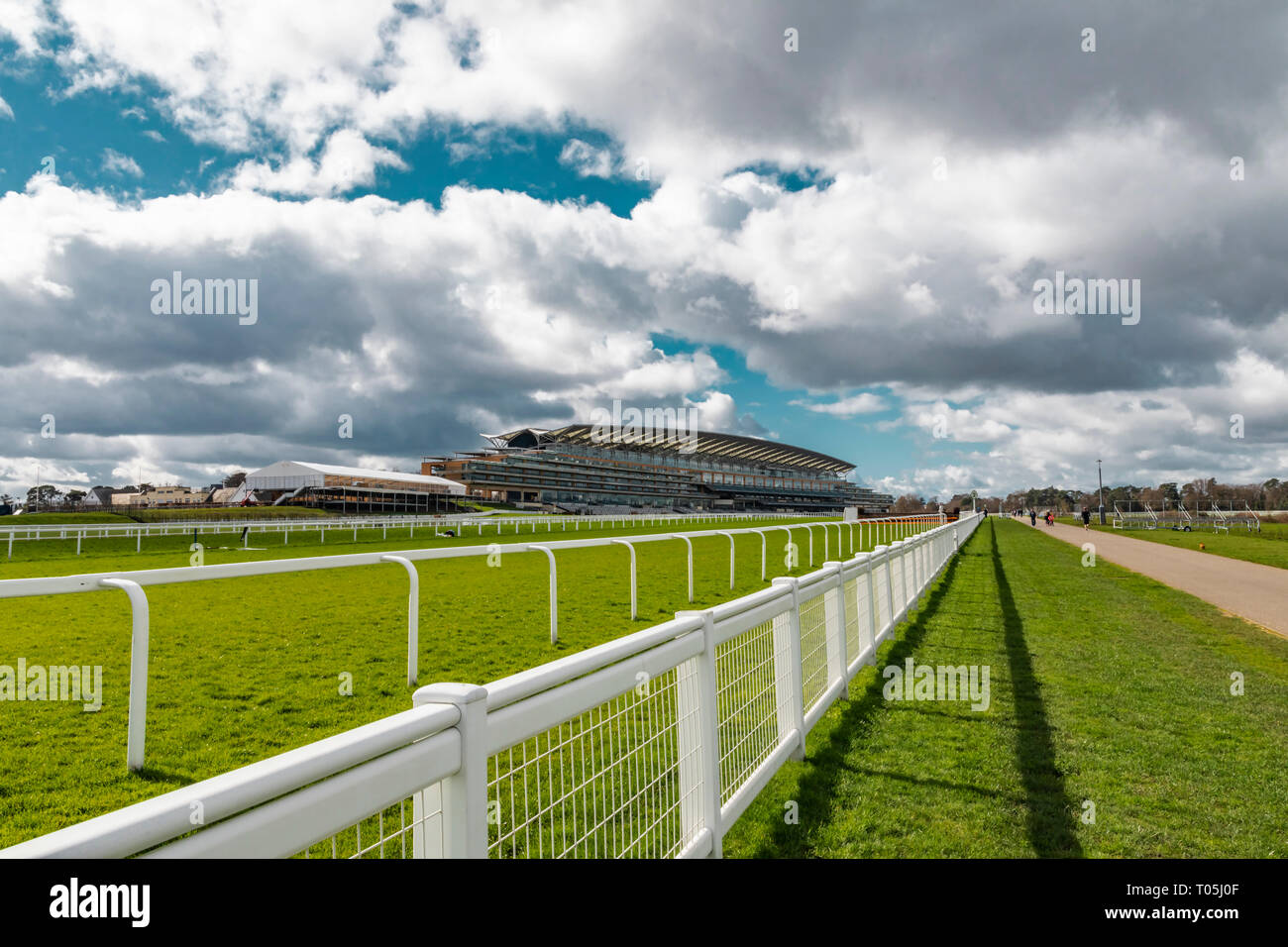 Ascot, Angleterre - le 17 mars 2019 : Vue de la célèbre hippodrome d'Ascot Heath britannique, connue pour ses courses de chevaux. Banque D'Images