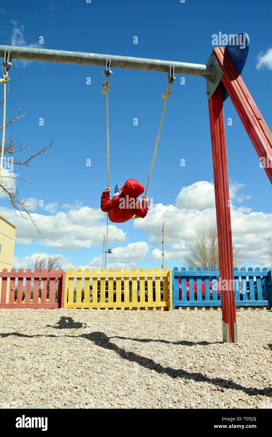 enfant se balancer Banque D'Images