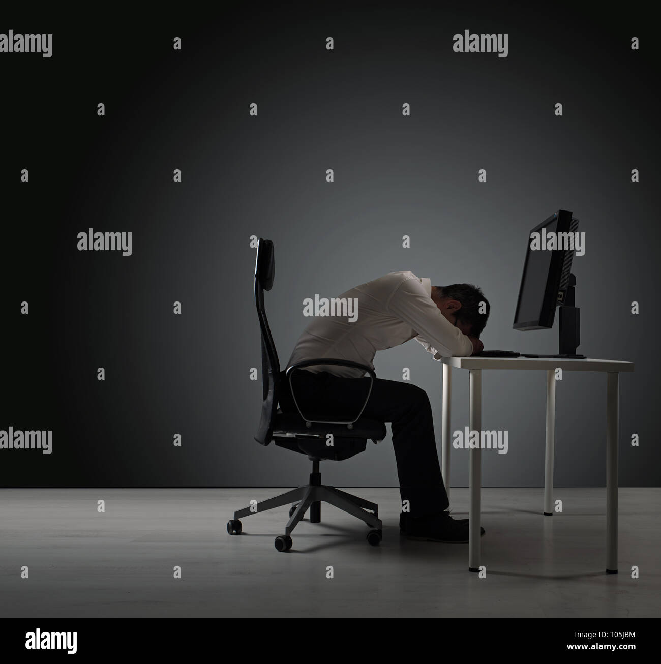 Épuisé businessman having a pan sur le bureau Banque D'Images