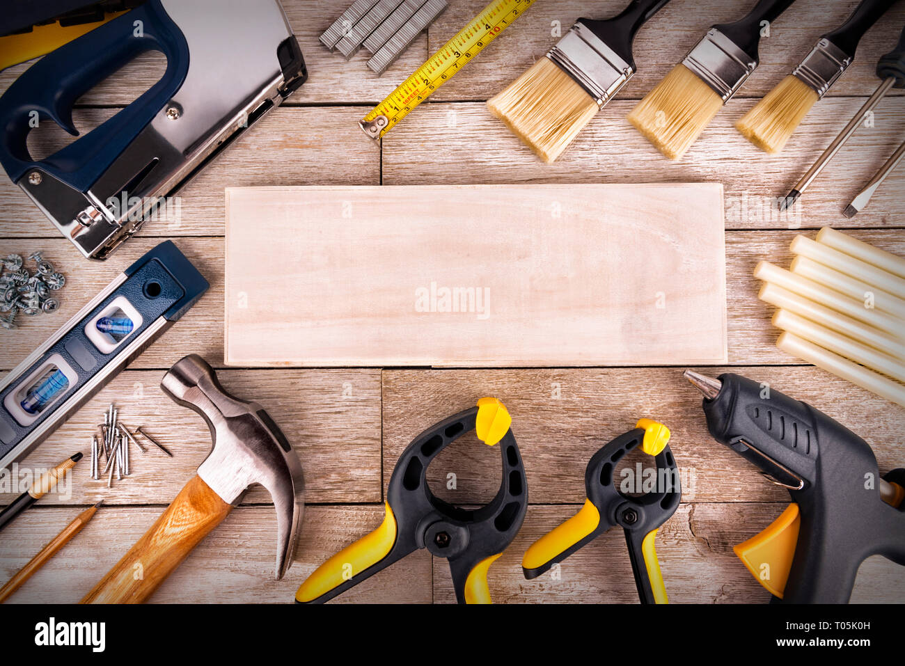Ensemble d'outils de construction sur une planche en bois blanc, juste au-dessus. Copie de l'espace pour votre texte. Banque D'Images