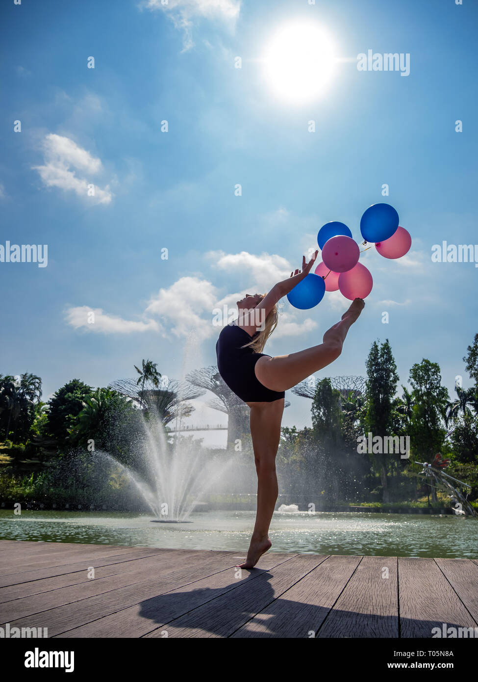 Female ballet dancer holding balloons Banque D'Images