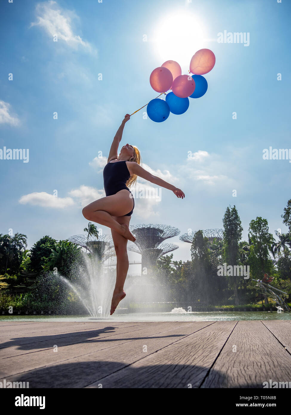 Female ballet dancer holding balloons Banque D'Images