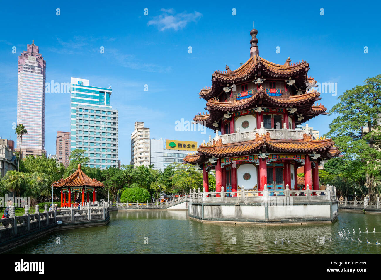 Taipei, Taiwan - Mars 2019 : 228 Memorial Park vue sur la ville avec la pagode chinoise. 228 Memorial Park est situé dans la zone centrale de Taipei Banque D'Images
