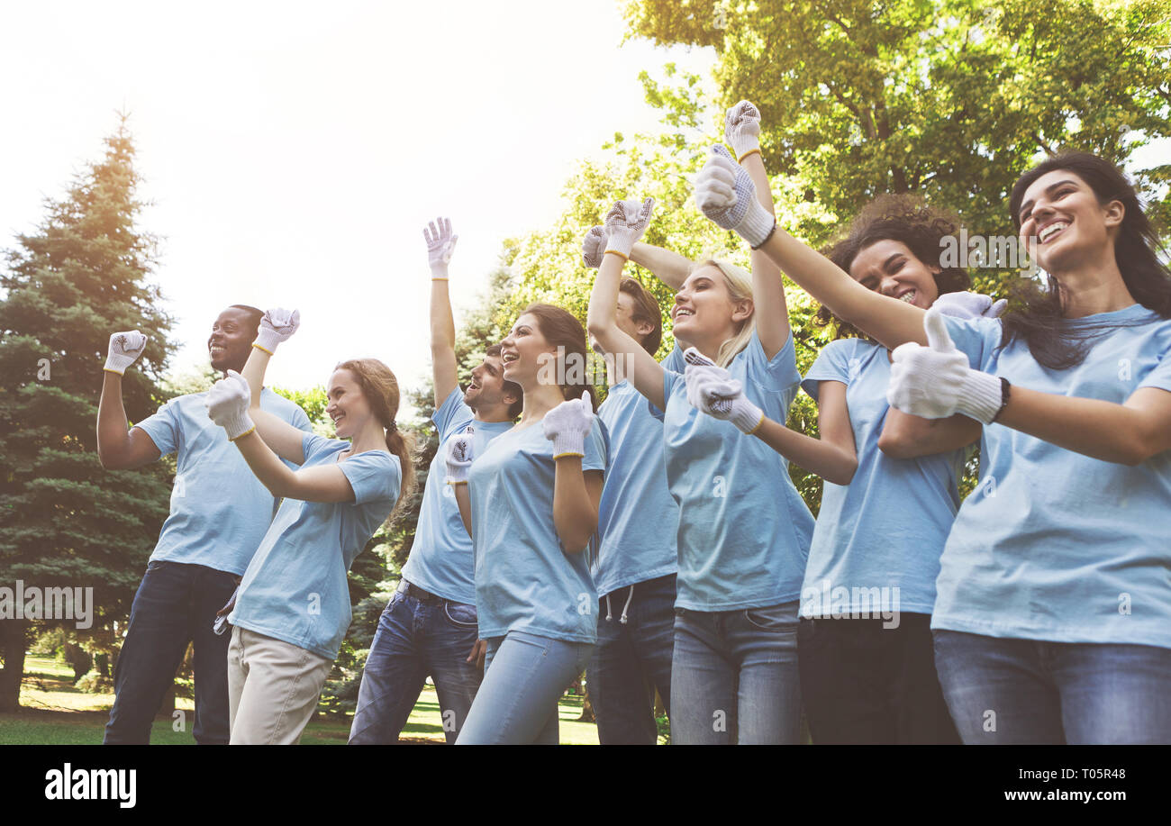 Du groupe des bénévoles heureux des succès à célébrer dans park Banque D'Images