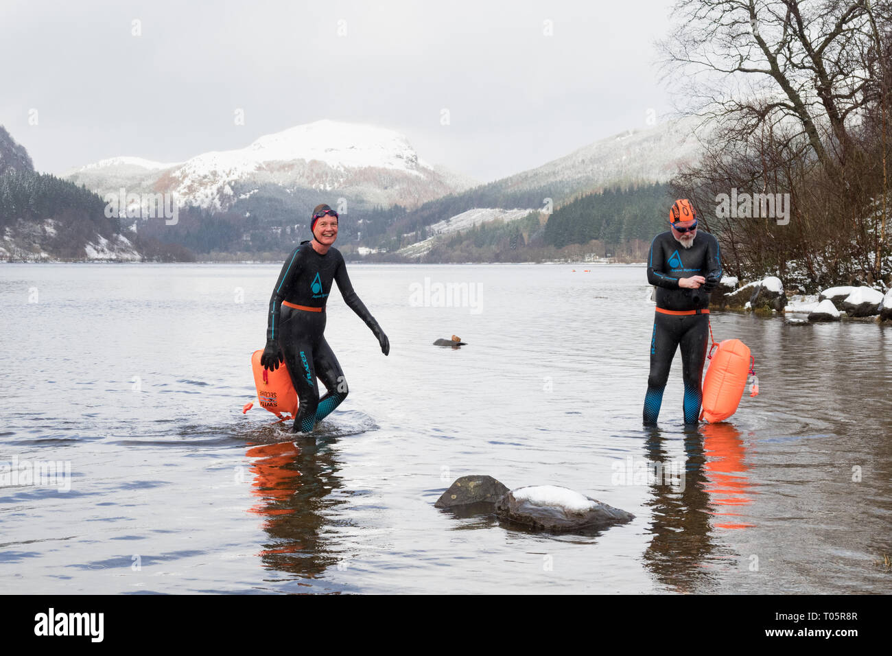 Les nageurs en eau libre dans l'eau glaciale de l'eau douce Loch Lubnaig, Callander, Loch Lomond et les Trossachs National Park, Ecosse, Royaume-Uni Banque D'Images