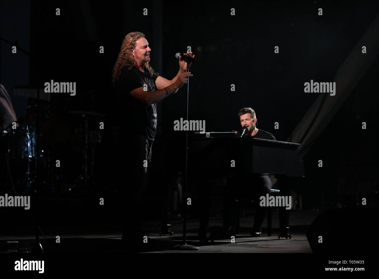En Floride, aux États-Unis. Mar 16, 2019. Fher Olvera de Mana effectue avec Pablo Alboran au Bayfront Park à Miami, Floride le 16 mars 2019. Credit : Majo Grossi/media/Alamy Punch Live News Banque D'Images