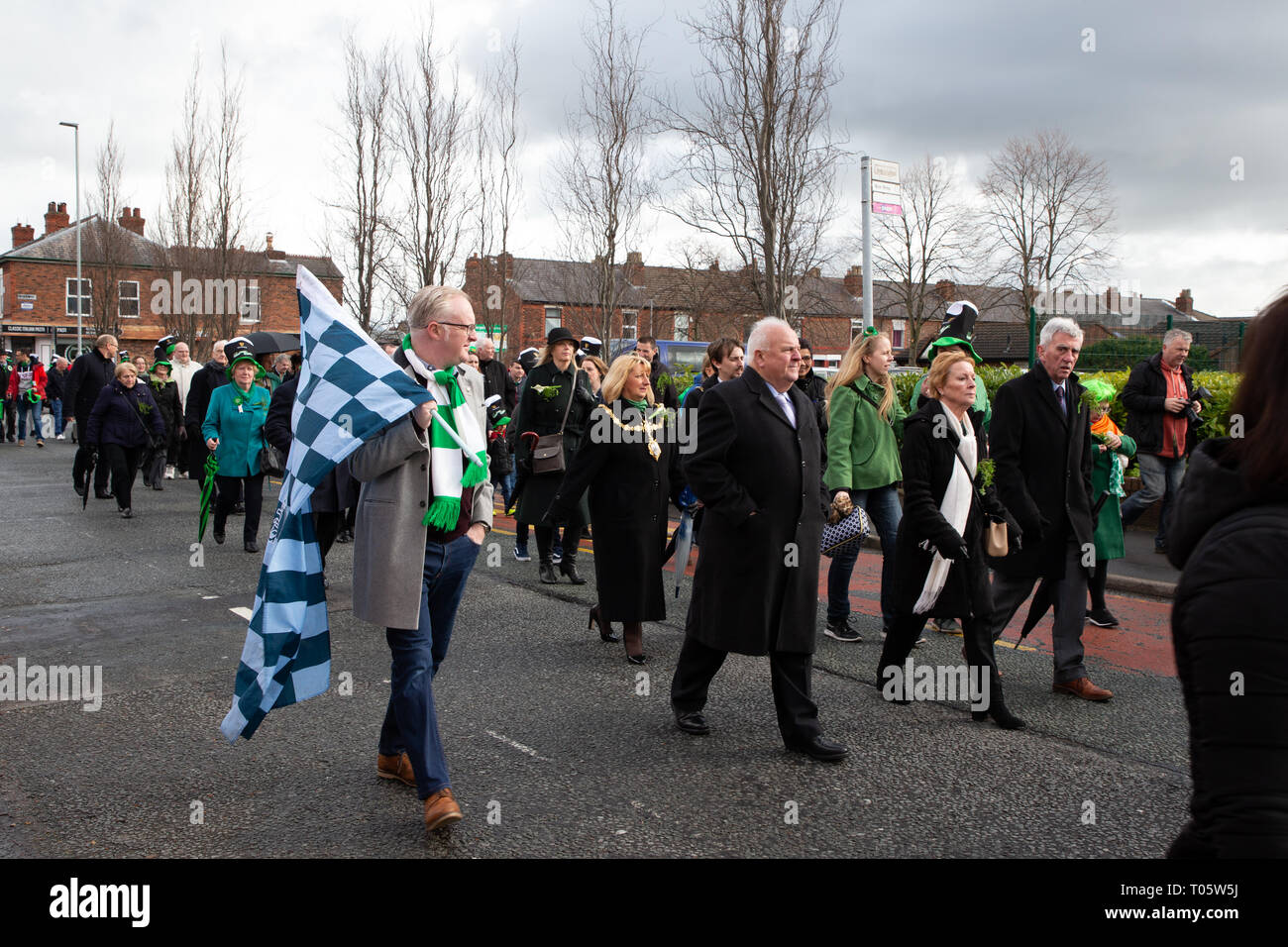 Cheshire, Royaume-Uni. 17 mars 2019. La parade de la St Patrick a eu lieu, à partir de 10h30 le matin de l'Irish Club à Orford Lane pour 'la rivière de la vie' dans Bridge Street dans le centre ville, où peu d'années de service a eu lieu de se rappeler le 25e anniversaire de l'attentat de Warrington Crédit : John Hopkins/Alamy Live News Banque D'Images