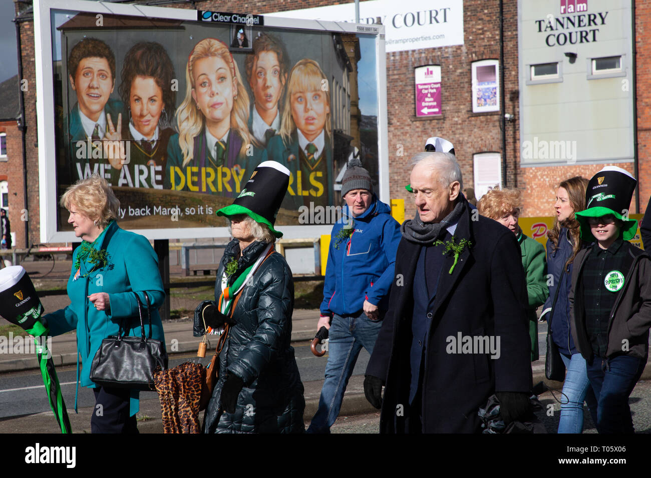 Cheshire, Royaume-Uni. 17 mars 2019. La parade de la St Patrick a eu lieu, à partir de 10h30 le matin de l'Irish Club à Orford Lane pour 'la rivière de la vie' dans Bridge Street dans le centre ville, où peu d'années de service a eu lieu de se rappeler le 25e anniversaire de l'attentat de Warrington Crédit : John Hopkins/Alamy Live News Banque D'Images