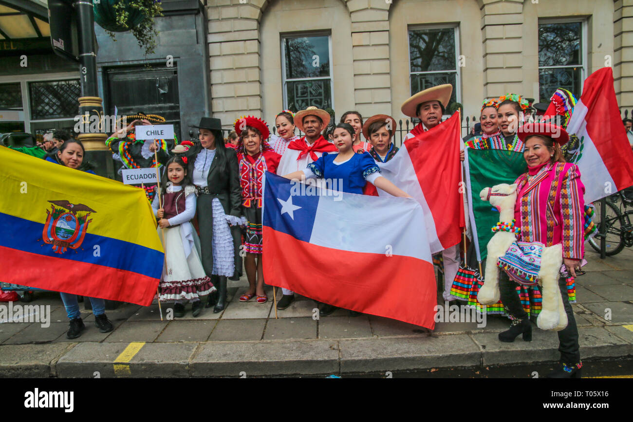 Londres, Royaume-Uni. 17 mars 2019. Maintenant dans sa 17e année, la parade de la St Patrick, rejoint par la communauté latino-américaine, à travers le centre de Londres ont eu lieu avec une foule immense, avec la communauté irlandaise en force ,pour montrer comment les Irlandais fêtent leur Saint Patron jour avec les bandes, les troupes de danse et apparat@Paul Quezada-Neiman/Alamy Live News Banque D'Images