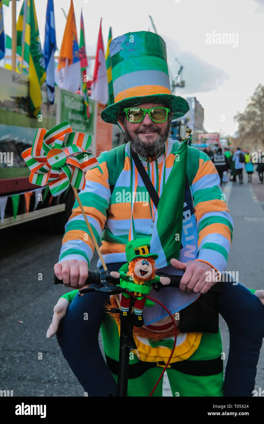 Londres, Royaume-Uni. 17 mars 2019. Maintenant dans sa 17e année, la parade de la St Patrick, rejoint par la communauté latino-américaine, à travers le centre de Londres ont eu lieu avec une foule immense, avec la communauté irlandaise en force ,pour montrer comment les Irlandais fêtent leur Saint Patron jour avec les bandes, les troupes de danse et apparat@Paul Quezada-Neiman/Alamy Live News Banque D'Images