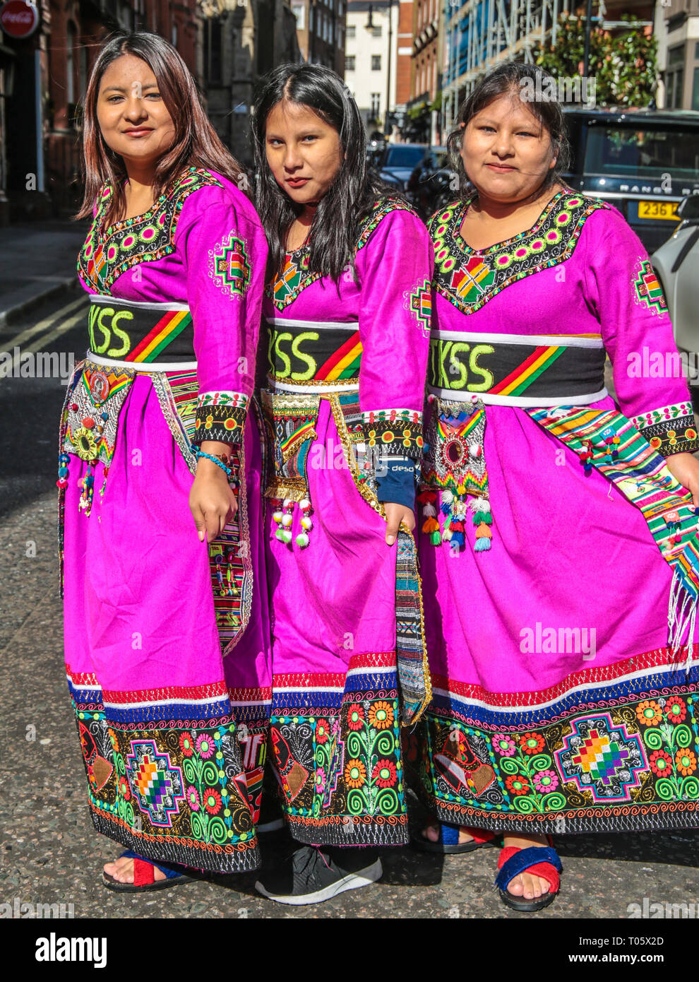 Londres, Royaume-Uni. 17 mars 2019. Maintenant dans sa 17e année, la parade de la St Patrick, rejoint par la communauté latino-américaine, à travers le centre de Londres ont eu lieu avec une foule immense, avec la communauté irlandaise en force ,pour montrer comment les Irlandais fêtent leur Saint Patron jour avec les bandes, les troupes de danse et apparat@Paul Quezada-Neiman/Alamy Live News Banque D'Images