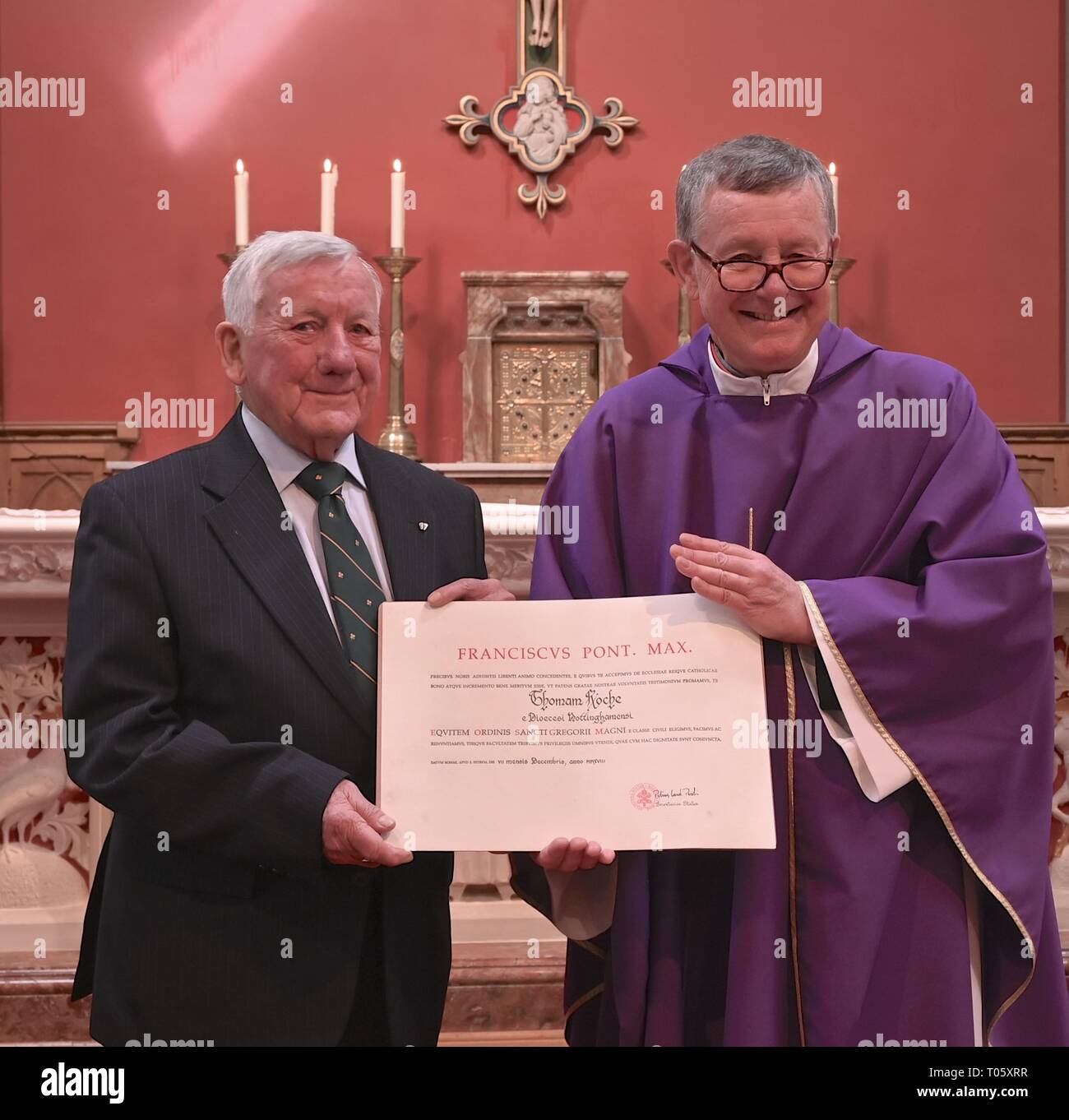 Marple Bridge Greater Manchester Uk 17 Mars 19 Bowdren Don Canon Presente 90 Ans Tom Roche Avec La Citation Lui Accordant Un Titre De Chevalier De L Ordre Pontifical De Saint Gregoire Le
