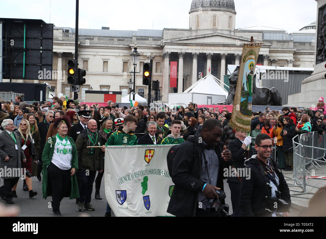 Londres, Royaume-Uni. 17 mars 2019. Londres, Royaume-Uni. 17 mars 2019. Les visiteurs et le spectateur est habillé en vert irlandais profiter de St Patrick's Day Parade et Festival à Trafalgar Square. Credit : Uwe Deffner/Alamy Live News Crédit : Uwe Deffner/Alamy Live News Banque D'Images