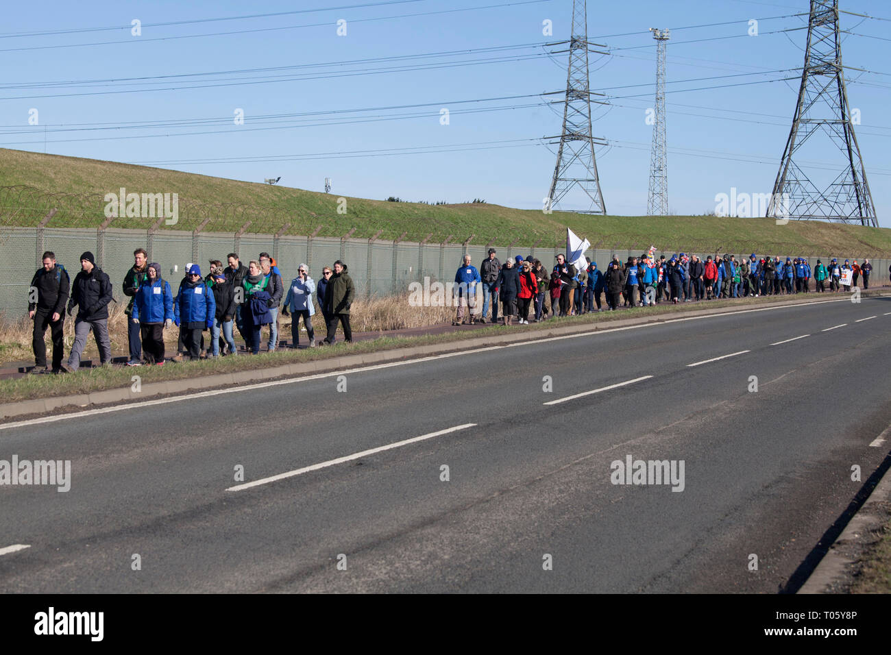 Hartlepool, UK. 17 mars 2019. Brexit partisans sur la deuxième étape de la marche à partir de marche de Hartlepool à Middlesbrough. Nigel Farage n'était pas présent. Crédit : David Dixon / Alamy Live News Banque D'Images