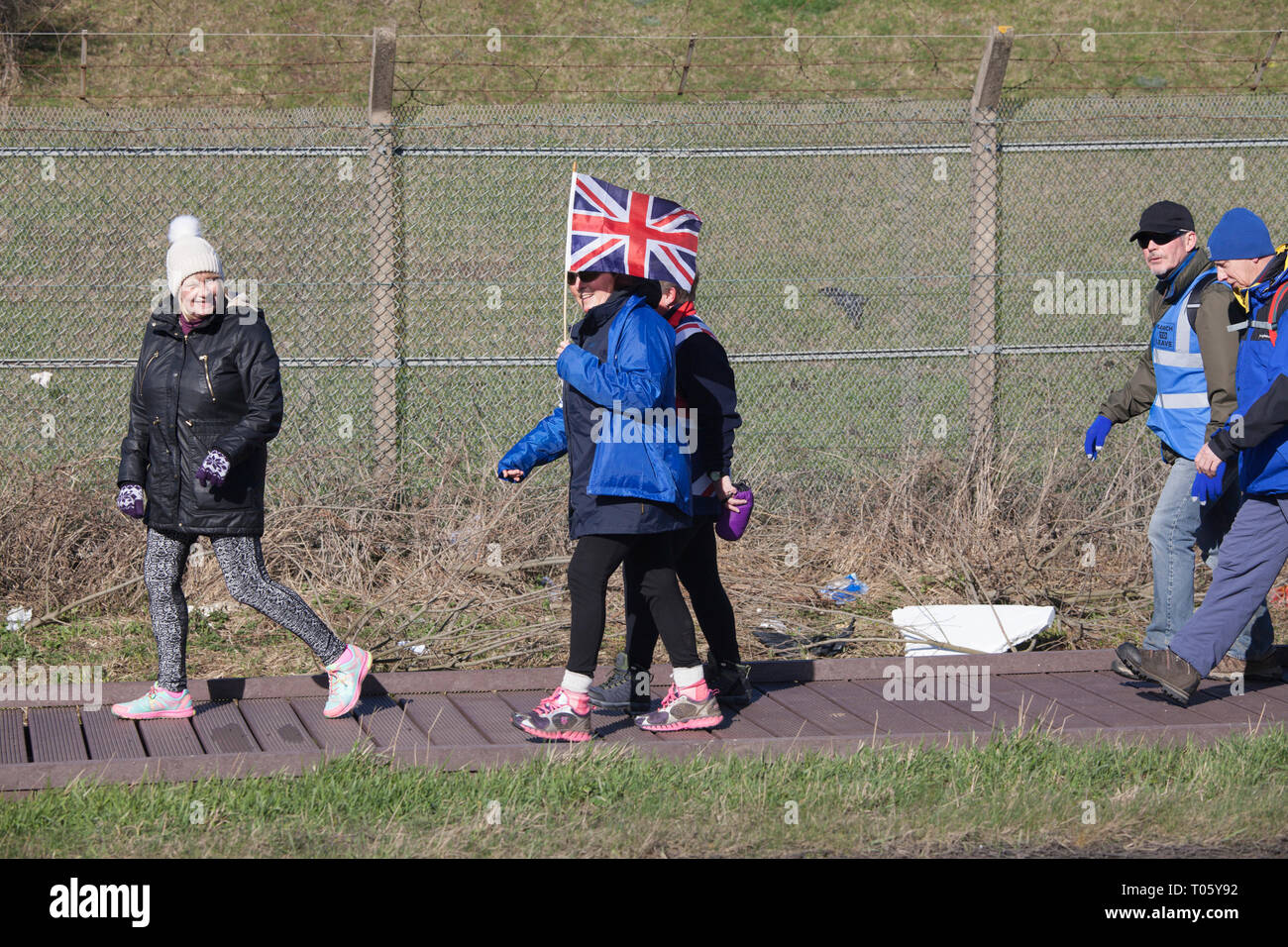Hartlepool, UK. 17 mars 2019. Brexit partisans sur la deuxième étape de la marche à partir de marche de Hartlepool à Middlesbrough. Nigel Farage n'était pas présent. Crédit : David Dixon / Alamy Live News Banque D'Images
