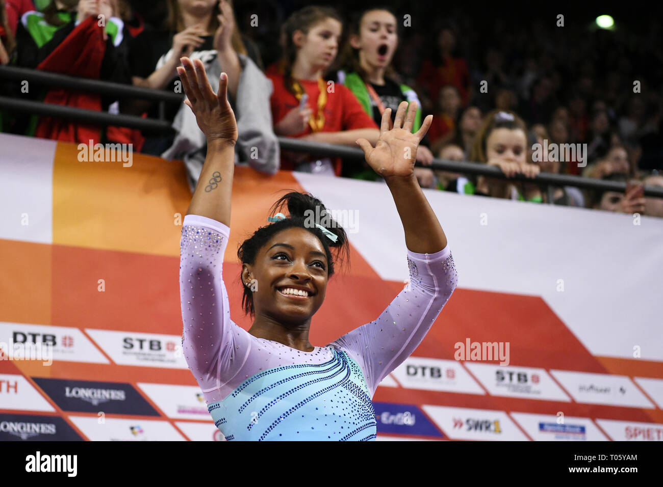 Stuttgart, Deutschland. Mar 17, 2019. Simone Biles (USA) gagne. GES/gym/EnBW DTB Pokal, Coupe du monde dames, 17.03.2019 - GES/artistique/Coupe du monde de gymnastique, Stuttgart : 17.03.2019 - utilisation dans le monde entier | Credit : dpa/Alamy Live News Banque D'Images