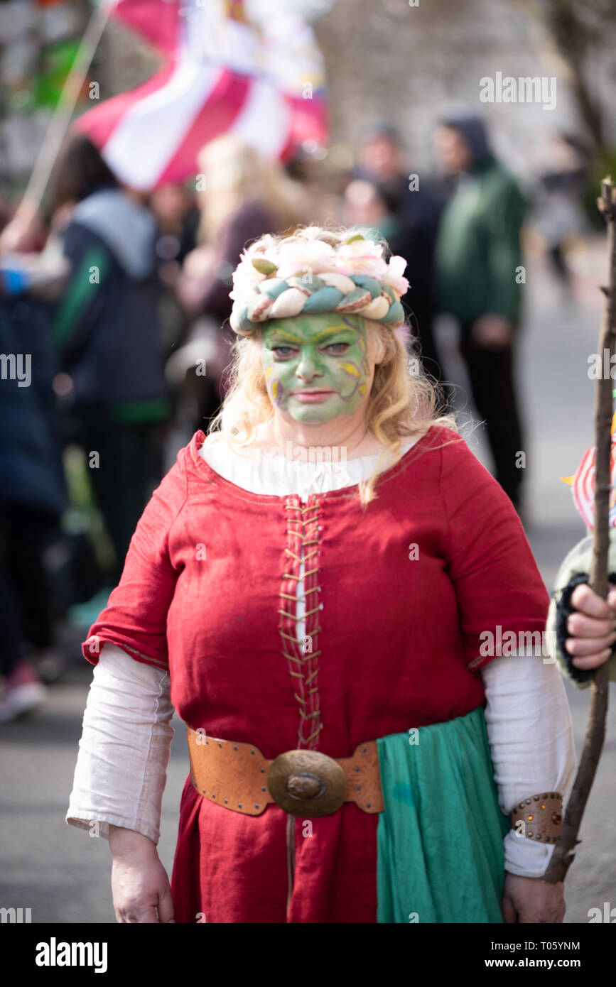 Londres, Royaume-Uni, 17 mars 2019 Le London St Patrick's Day Festival, qui en est à sa 17e année, attire plus de 125 000 personnes pour des événements sur Londres et à la parade et festival dans le centre de Londres et Trafalgar Square. Le thème de cette année est # LondonIsOpen. Credit : Ilyas Ayub/ Alamy Live News Banque D'Images