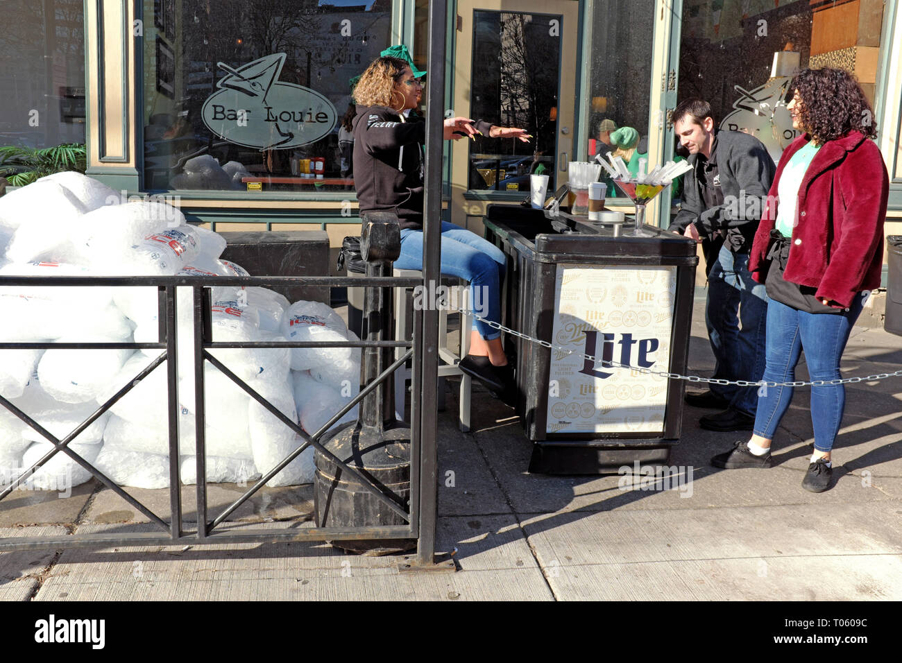 Cleveland, Ohio, USA, le 17 mars, 2019. Les employés préparent un matin tôt bar extérieur en prévision de tôt le matin le jour de la Saint Patrick fêtards. Des centaines de milliers des célébrants envahissent les rues du centre-ville de Cleveland, Ohio, USA au cours de ce sacre du printemps. Credit : Mark Kanning/Alamy Live News. Banque D'Images