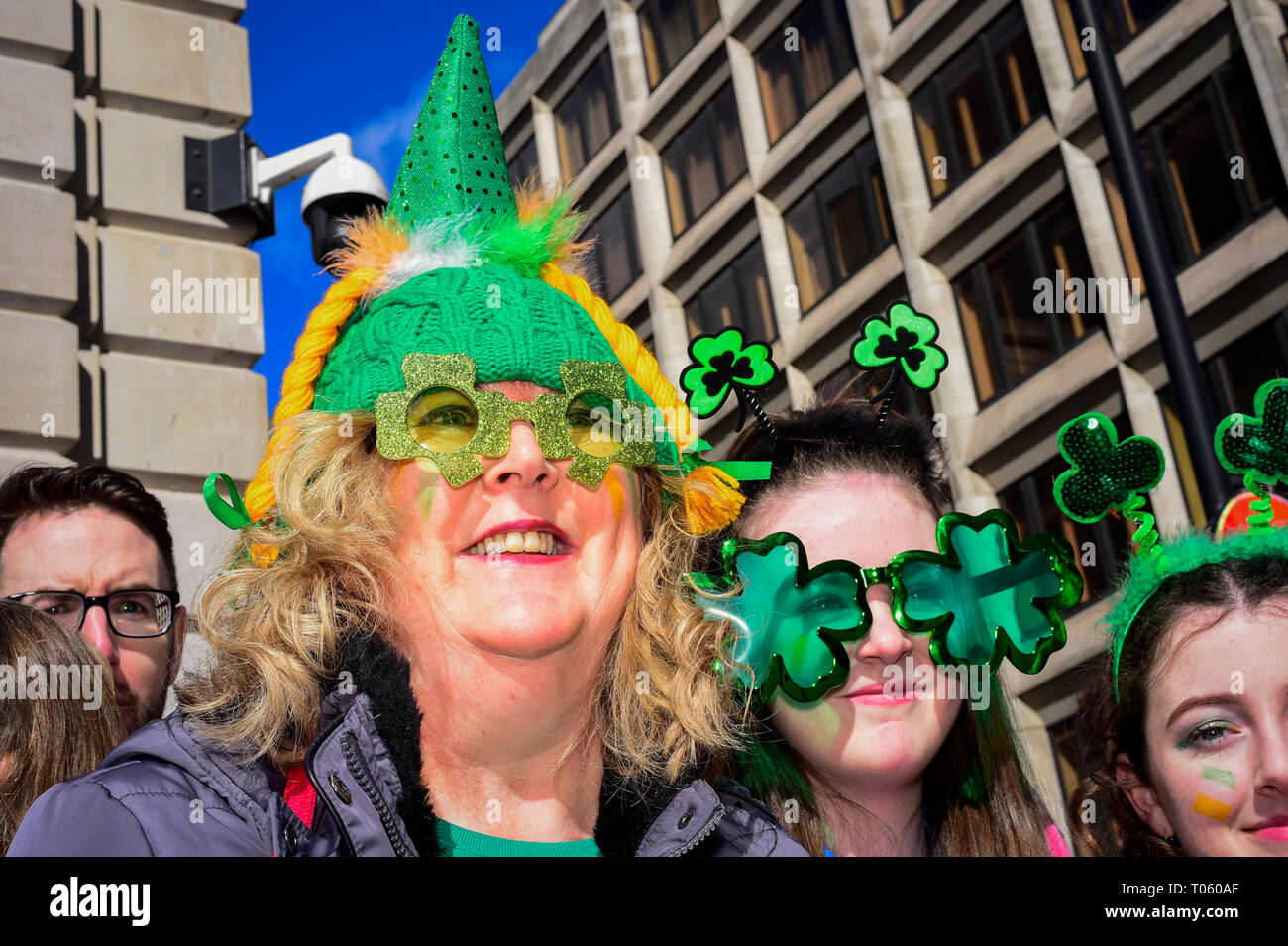 Londres, Royaume-Uni. 17 mars 2019. Regarder la femme de son défilé annuel de la St-Patrick et festival dans la capitale. Crédit : Stephen Chung / Alamy Live News Banque D'Images