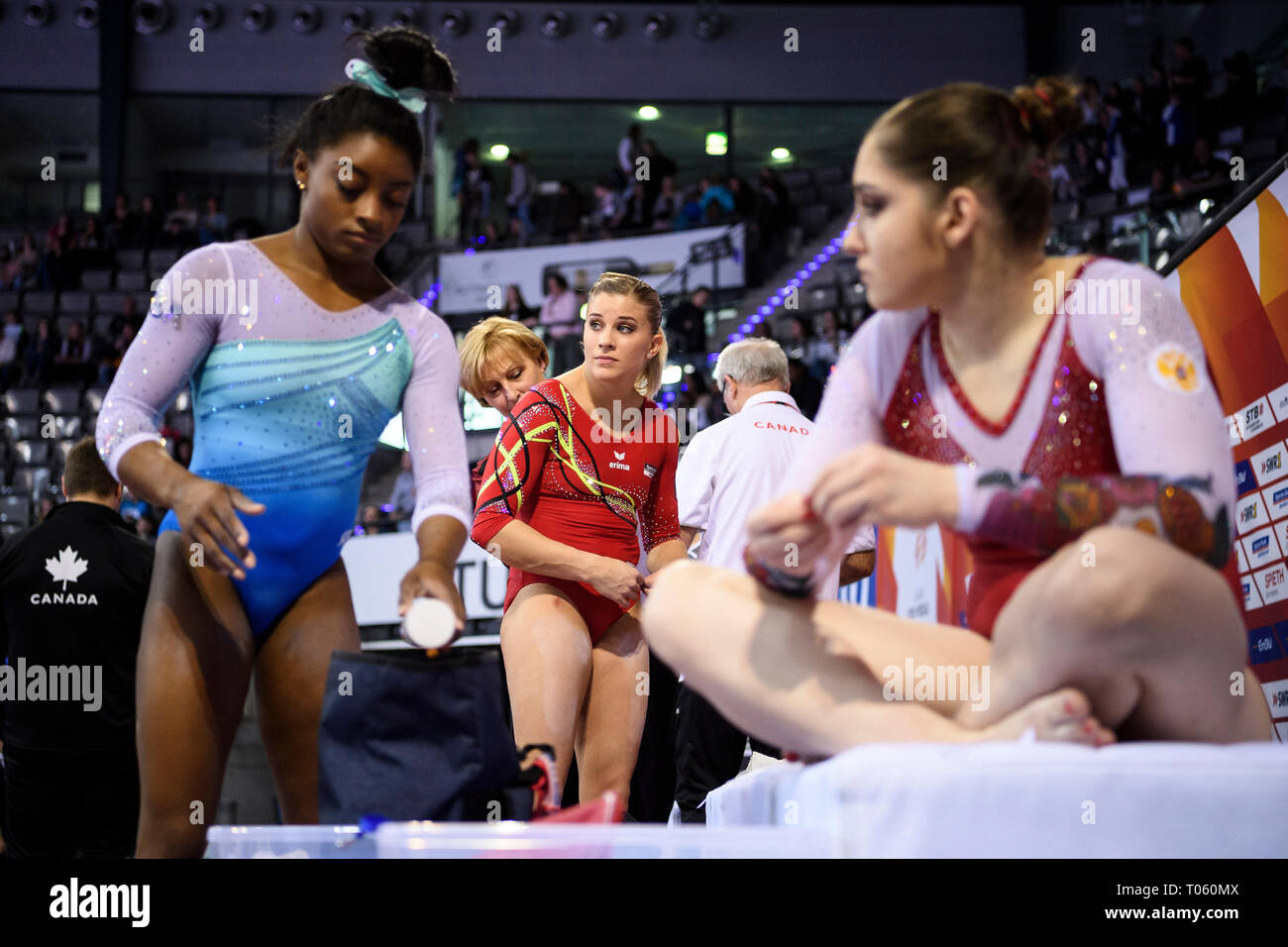 Stuttgart, Allemagne. Mar 17, 2019. Elisabeth Seitz (m/GER), dans l'avant-plan Simone Biles (r/USA) et de l'Aliya Mustafina (l/RUS). GES/gym/EnBW DTB Pokal, Coupe du monde dames, 17.03.2019 - GES/artistique/Coupe du monde de gymnastique, Stuttgart : 17.03.2019 - utilisation dans le monde entier | Credit : dpa/Alamy Live News Banque D'Images