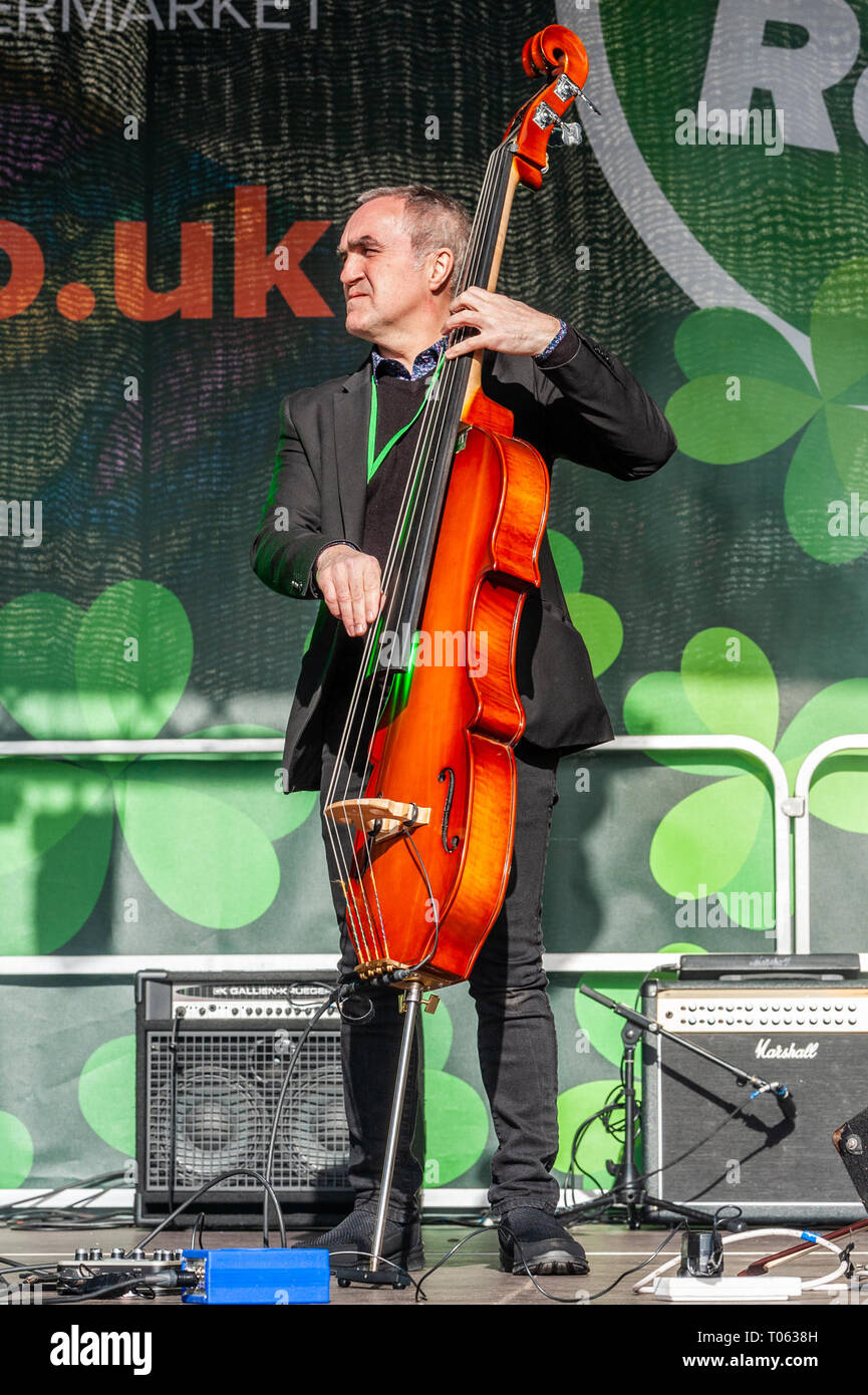 Birmingham, UK. 17 mars, 2019. Finbar Furey intitulé 'St Pat Rocks', un concert live avec actes orientés irlandaise après le Birmingham St. Patrick's Day Parade, qui a attiré des foules de 90 000 personnes. Credit : Andy Gibson/Alamy Live News. Banque D'Images