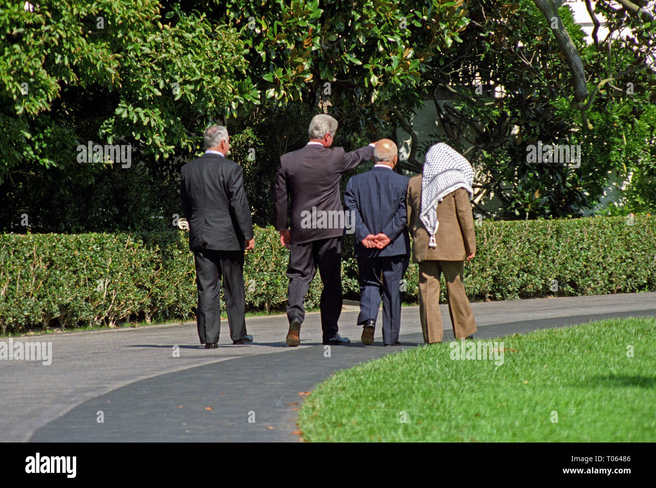 Washington, District de Columbia, Etats-Unis. 1 octobre, 1996. De droite à gauche : le Président Yasser Arafat de l'Autorité palestinienne, le Roi Hussein de Jordanie, le président des États-Unis, Bill Clinton, et le Premier Ministre Benyamin Netanyahu d'Israël à pied vers le portique sud après avoir quitté le bureau ovale à la Maison Blanche à Washington, DC après leurs pourparlers sur le 1 octobre, 1996 Credit : Ron Sachs/CNP/ZUMA/Alamy Fil Live News Banque D'Images