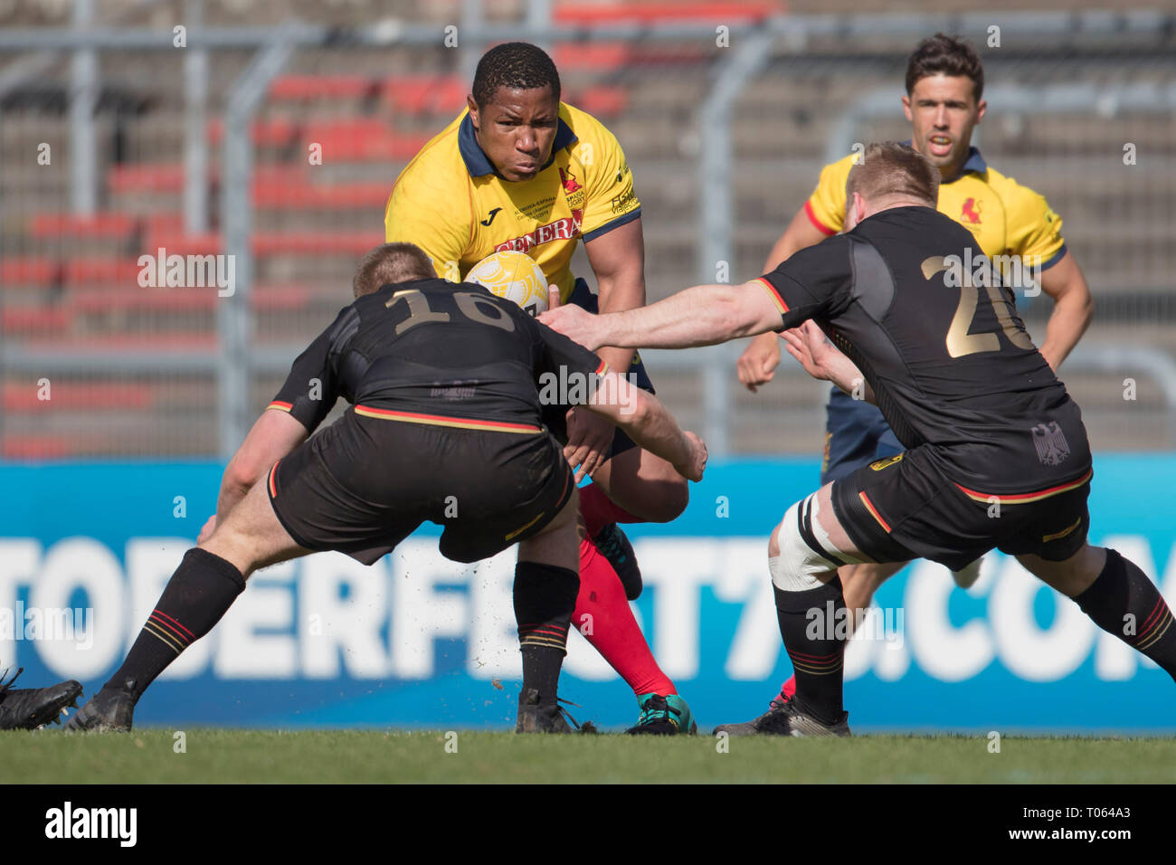 Cologne, Allemagne. Mar 17, 2019. Rugby : Championnat d'Europe, Division 1A, 2019 Championnat d'Europe, Allemagne - Espagne, Journée 5 : Thierry Feuteu (Espagne, 16) tente de trouver le chemin entre Félix Martel et Mika Tyumenev (Allemagne, 20). Photo : Jürgen Kessler/dpa dpa : Crédit photo alliance/Alamy Live News Banque D'Images