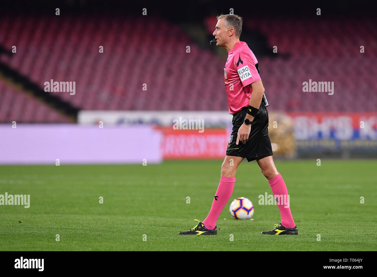 Naples, Italie. Mar 17, 2019. Foto Cafaro/LaPresse 17 marzo 2019 Napoli, Italia sport calcio Napoli vs Udinese - Campionato di Calcio Serie A TIM 2018/2019 - stadio San Paolo. Nella foto : arbitro Valeri. Cafaro Photo/LaPresse 17 mars 2019 Naples, Italie Sports Football Napoli vs Udinese - championnat de football italien une ligue TIM 2018/2019 - stade San Paolo. Dans le pic : arbitre Valeri. Credit : LaPresse/Alamy Live News Banque D'Images