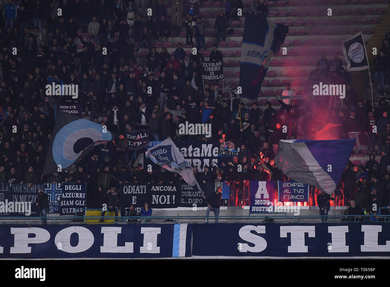 Naples, Italie. Mar 17, 2019. Foto Cafaro/LaPresse 17 marzo 2019 Napoli, Italia sport calcio Napoli vs Udinese - Campionato di Calcio Serie A TIM 2018/2019 - stadio San Paolo. Nella foto : tifosi del Napoli. Cafaro Photo/LaPresse 17 mars 2019 Naples, Italie Sports Football Napoli vs Udinese - championnat de football italien une ligue TIM 2018/2019 - stade San Paolo. Dans le pic : la SSC Napoli fans montrent leur soutien. Credit : LaPresse/Alamy Live News Banque D'Images