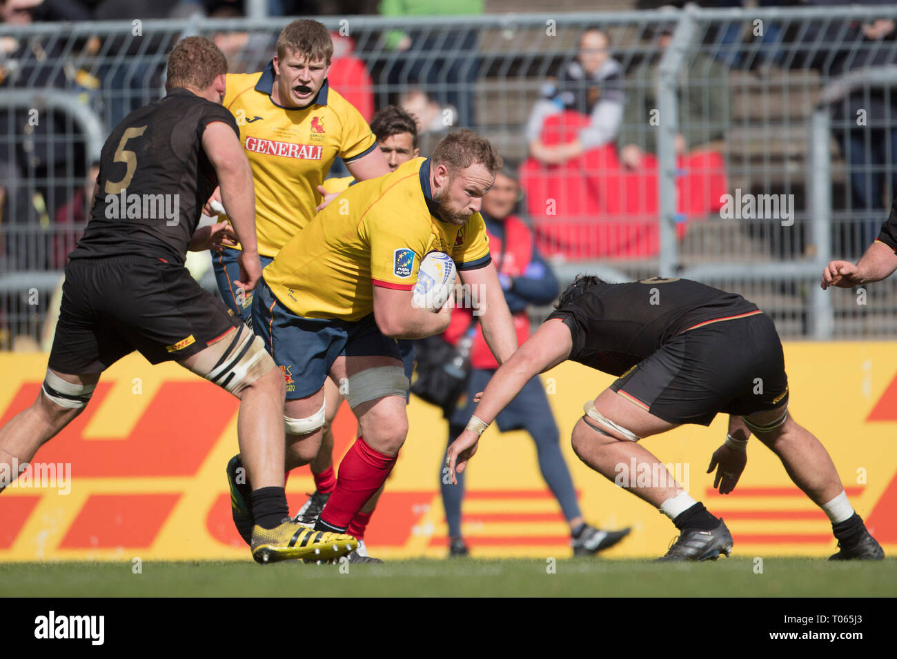 Cologne, Allemagne. Mar 17, 2019. Rugby : Championnat d'Europe, Division 1A, 2019 Championnat d'Europe, Allemagne - Espagne, Journée 5 : Michael Walker-Fitton (Espagne, 4) est attaqué par Marcel Henn (Allemagne, 16), Eric Marques (Allemagne, 5) sur la gauche. Photo : Jürgen Kessler/dpa dpa : Crédit photo alliance/Alamy Live News Banque D'Images