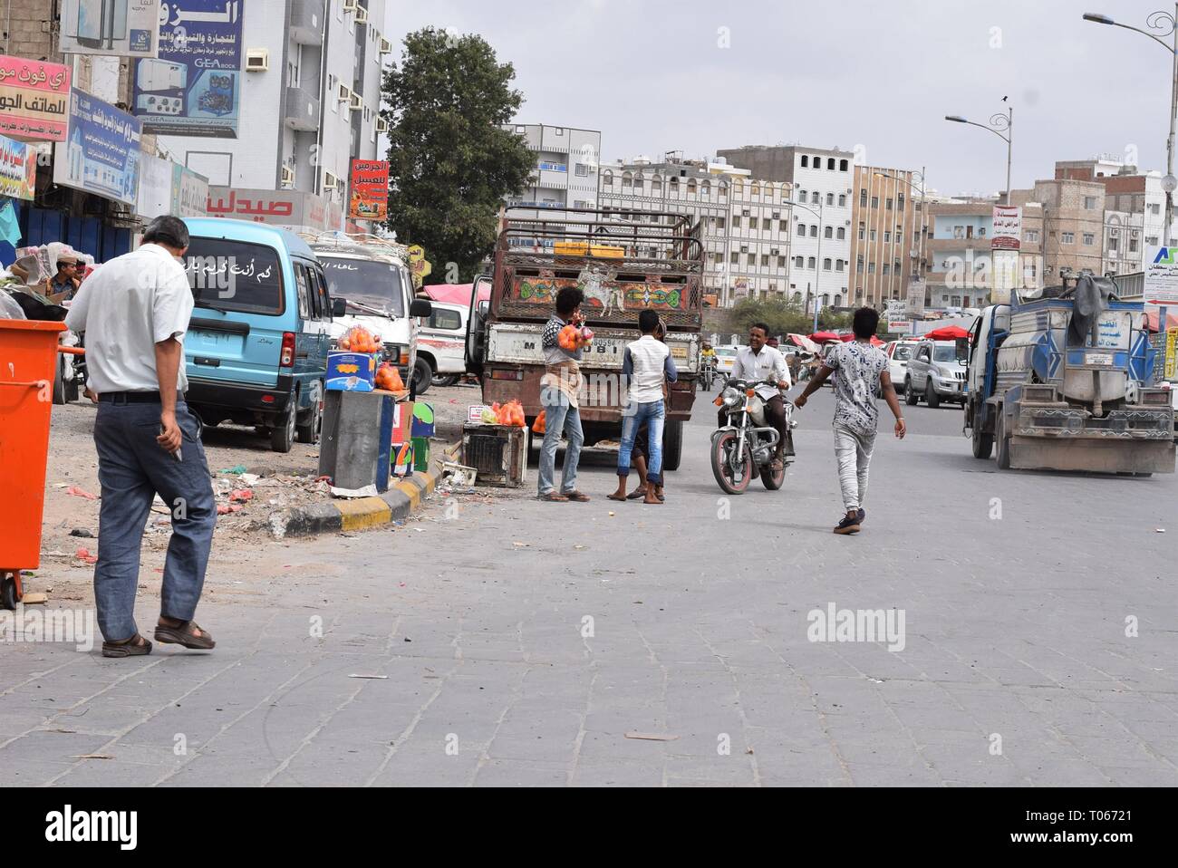 D'Aden, au Yémen. Mar 17, 2019. Les gens marchent dans une rue d'Aden, Yémen, le 17 mars 2019. Le conflit militaire entre les forces du gouvernement du Yémen et les rebelles Houthi continue au milieu de l'absence de solutions politiques pour parvenir à une paix permanente dans le pays arabe. Les citoyens du Yémen ont été victimes de la période de quatre ans de conflit dévastateur qui a laissé des dizaines de milliers de morts et de blessés, dont au moins 17 700 civils comme vérifié par l'Organisation des Nations Unies. Credit : Murad Abdo/Xinhua/Alamy Live News Banque D'Images