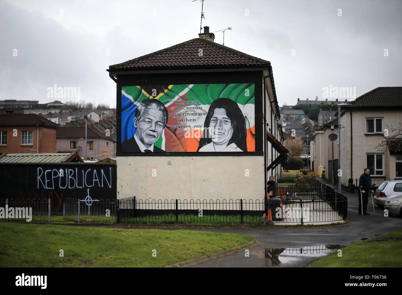 Londonderry, en Irlande du Nord. 16 Mar 2019. Photo murale représentant Nelson Mandela et Bobby Sands nationaliste que vu sur une maison dans la zone Bogside catholique de Derry (Londonderry), l'Irlande du Nord, le 16 mars 2019. - Dimanche sanglant, parfois appelé le Bogside Massacre, était un incident survenu le 30 janvier 1972 dans la zone Bogside de Derry, Irlande du Nord, quand les soldats britanniques shot 28 civils non armés lors d'une marche de protestation contre l'internement. Credit : Irish Eye/Alamy Live News Banque D'Images