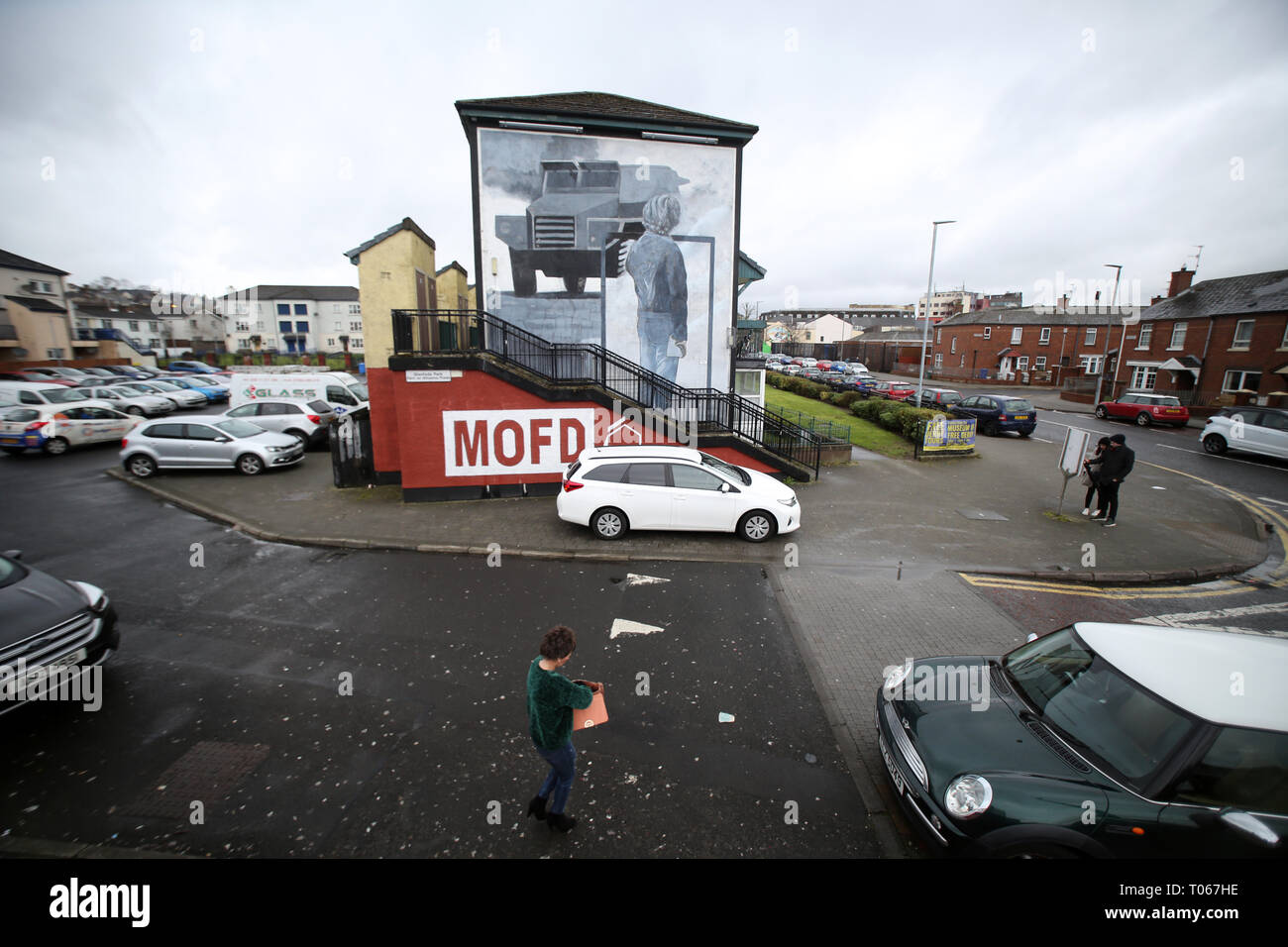 Londonderry, en Irlande du Nord. 16 Mar 2019. Glenfada Park dans la zone Bogside nationaliste de Derry (Londonderry), l'Irlande du Nord, le 16 mars 2019. - Cette fresque située sur son sommet Street dans le quartier de Bogside, Derry cette scène représentée un typique des émeutes qui s'est passé dans le Bogside à partir de 1969 par le début des années 1970. Les émeutes étaient monnaie courante avec beaucoup de passe le samedi après-midi d'où le titre 'Le samedi en matinée)'. Credit : Irish Eye/Alamy Live News Banque D'Images