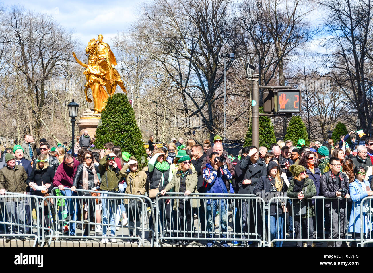 New York City, USA. Mar 16, 2019. Les spectateurs regardent le jour de la Saint Patrick le long de la 5th Avenue. Credit : jbdodane/Alamy Live News Banque D'Images